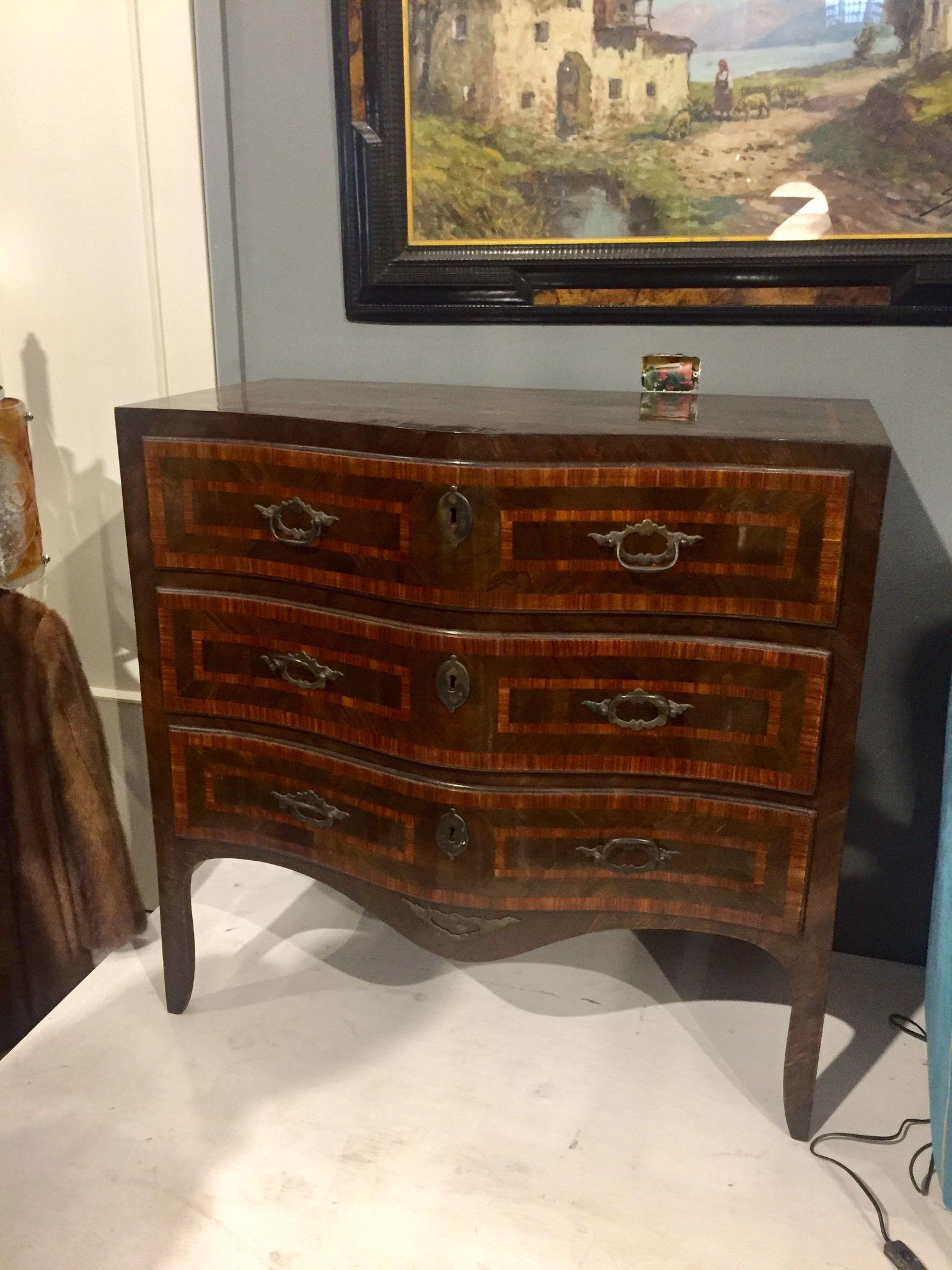 Louis XV, Sicilian Chest of Drawers in Rio Rosewood, Three Drawers, bronze handles.
Amazing Chest of drawers with three drawers in Rio Rosewood, with decorations and inserts in precious woods, particularly the geometric decoration, typical of that