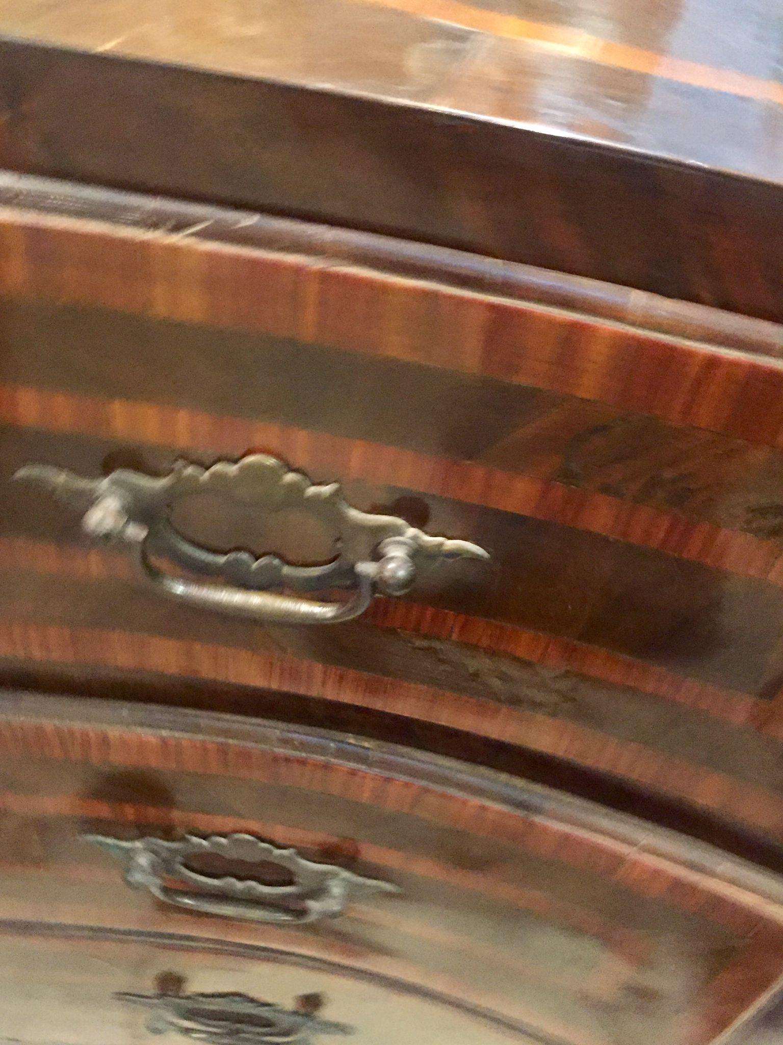 Kommode aus sizilianischem Rosenholz im Stil Louis XV. aus Rio, drei Schubladen, Bronzegriff im Angebot 3