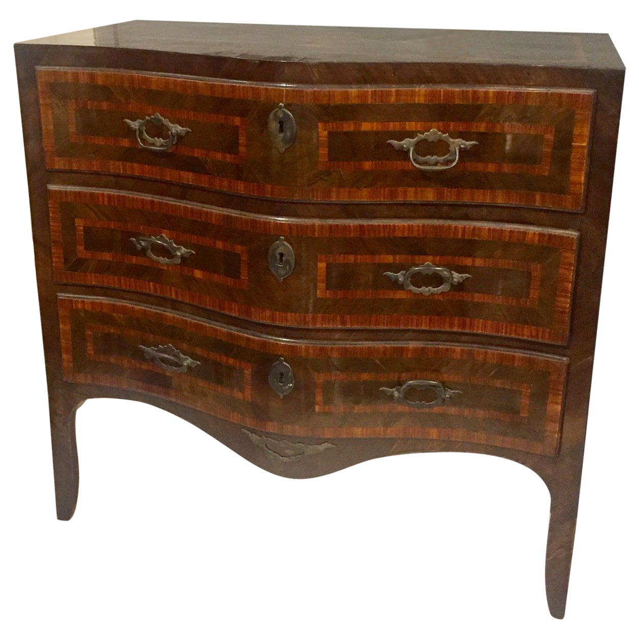 Commode sicilienne Louis XV en bois de rose de Rio, trois tiroirs, poignée en bronze