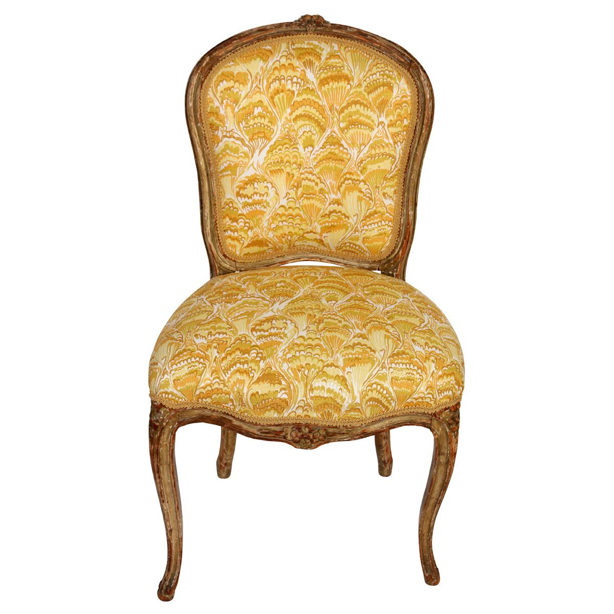 Cette charmante chaise d'appoint de style Louis XV présente d'élégants détails sculptés et une finition peinte à la main qui met en valeur ses lignes gracieuses et sa forme française classique. Récemment retapissé dans le tissu 