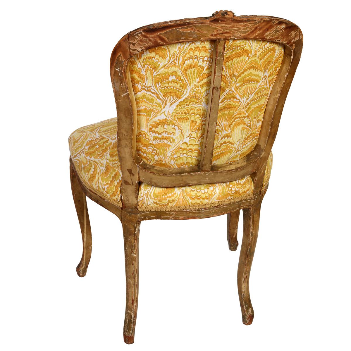 20ième siècle Chaise d'appoint Louis XV retapissée en tissu Ochre Meg Braff Cockleshells en vente
