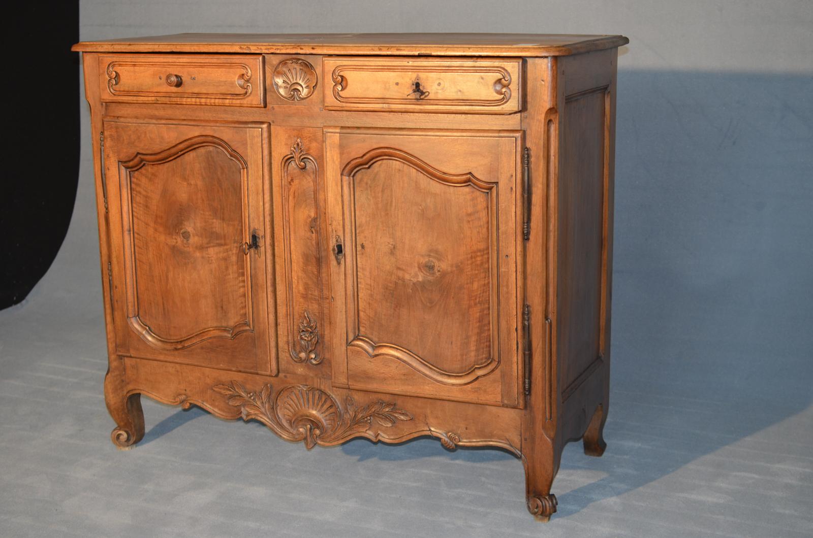 Louis XV Sideboard in Blond Walnut of French Origin, Dated 1770 In Excellent Condition For Sale In Bari, IT
