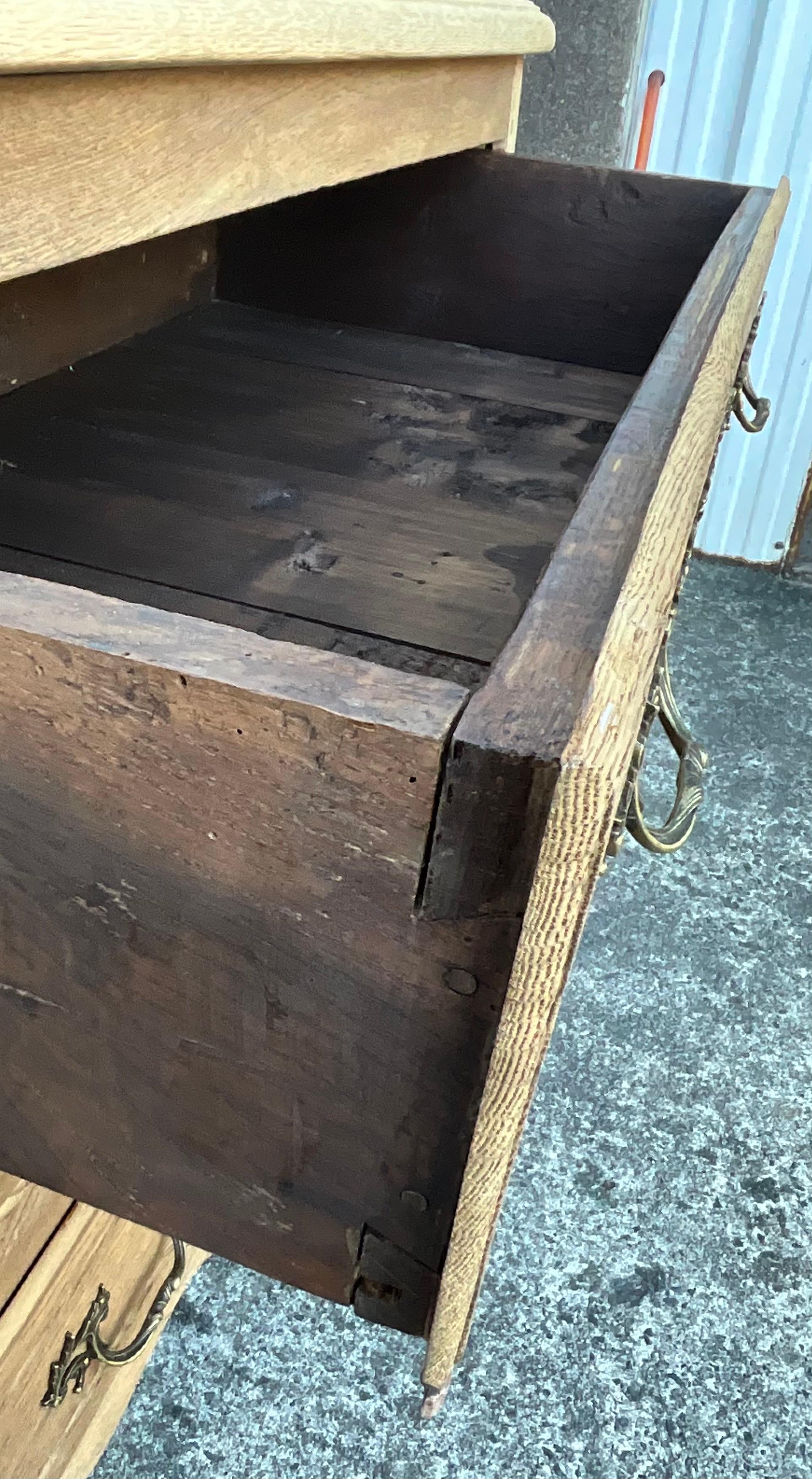 Commode Louis XV en Oak massif, fin du XVIIIe siècle - Val de Loire en vente 7