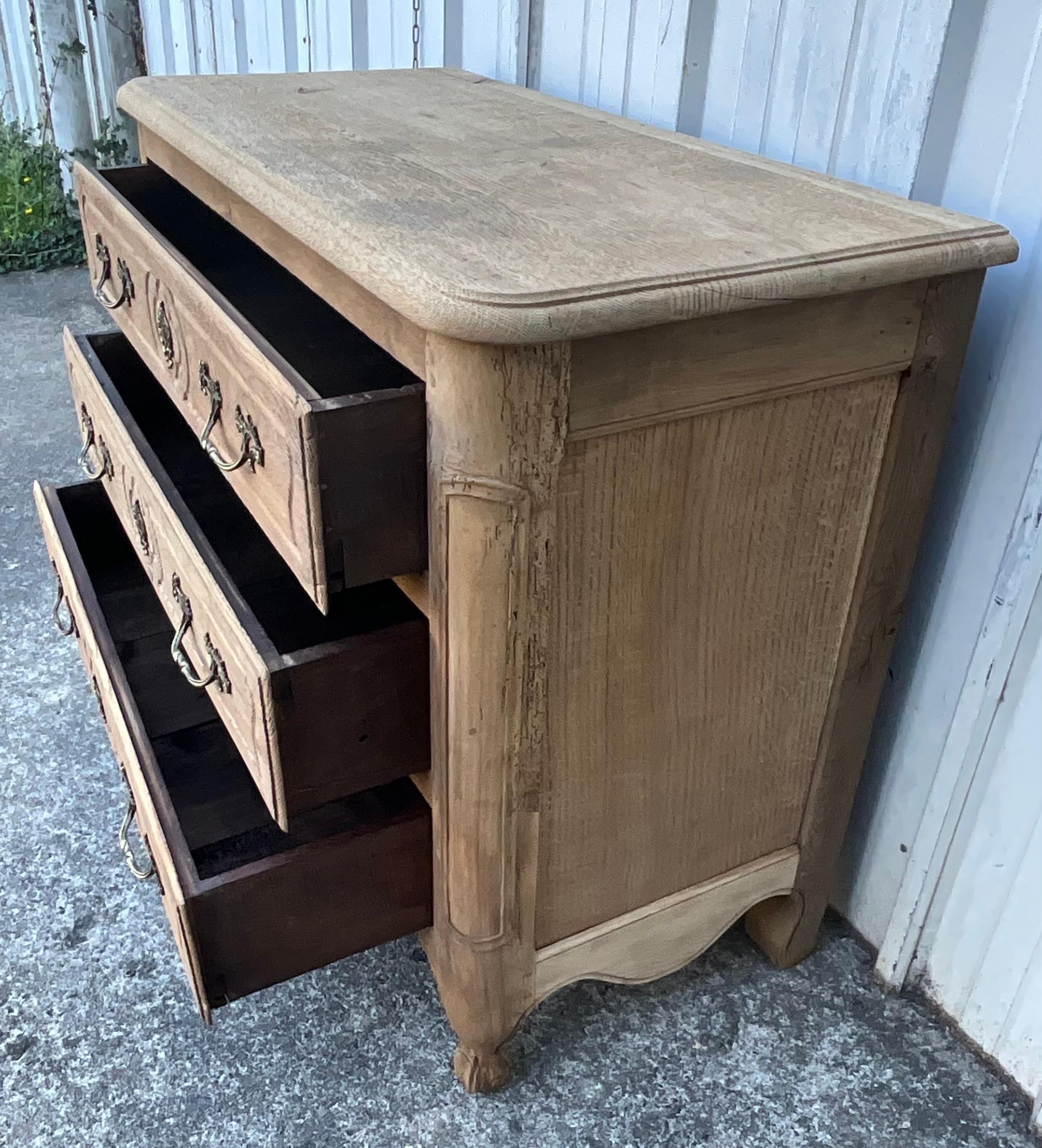 Commode Louis XV en Oak massif, fin du XVIIIe siècle - Val de Loire en vente 9
