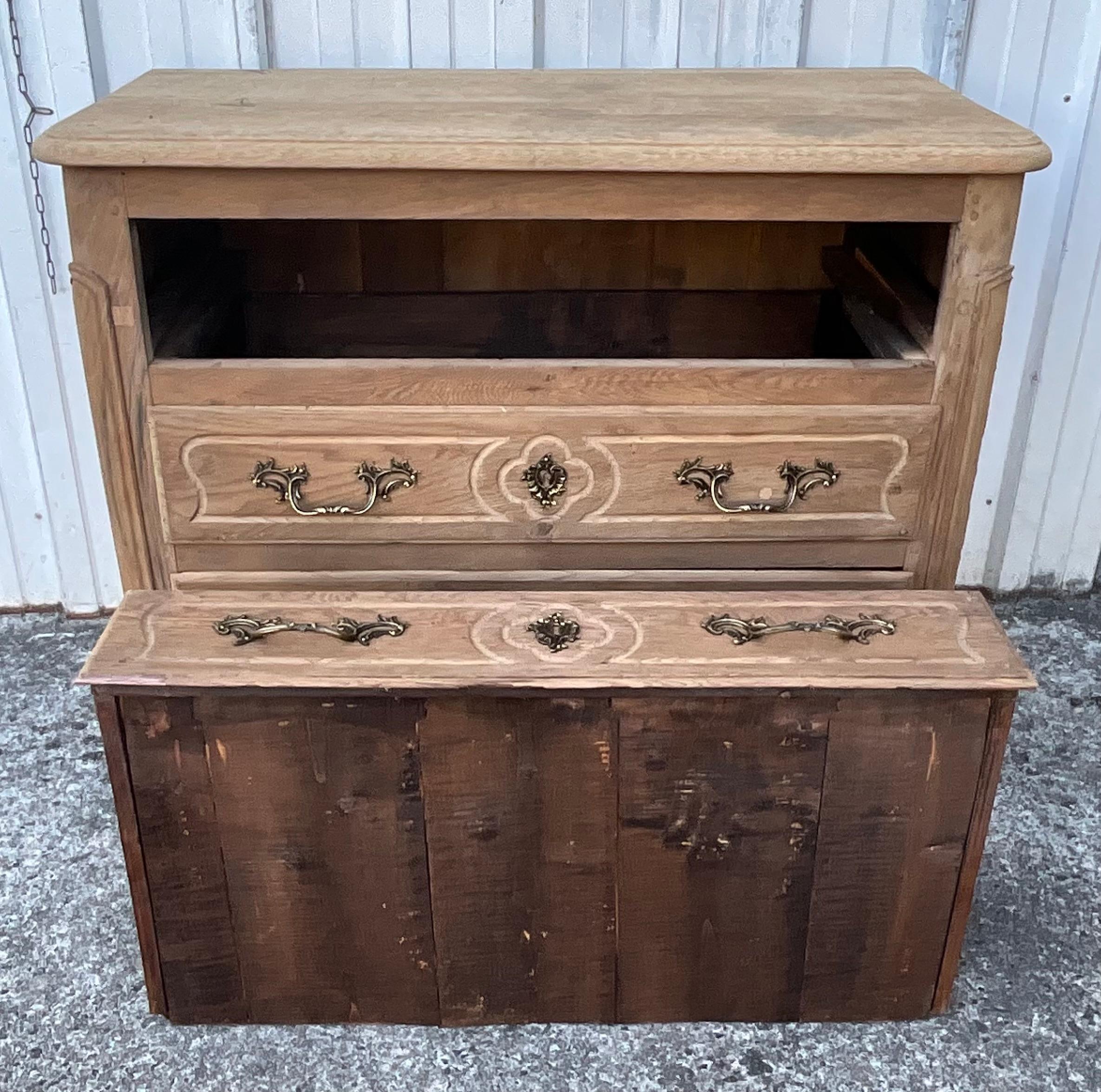 Commode Louis XV en Oak massif, fin du XVIIIe siècle - Val de Loire en vente 12