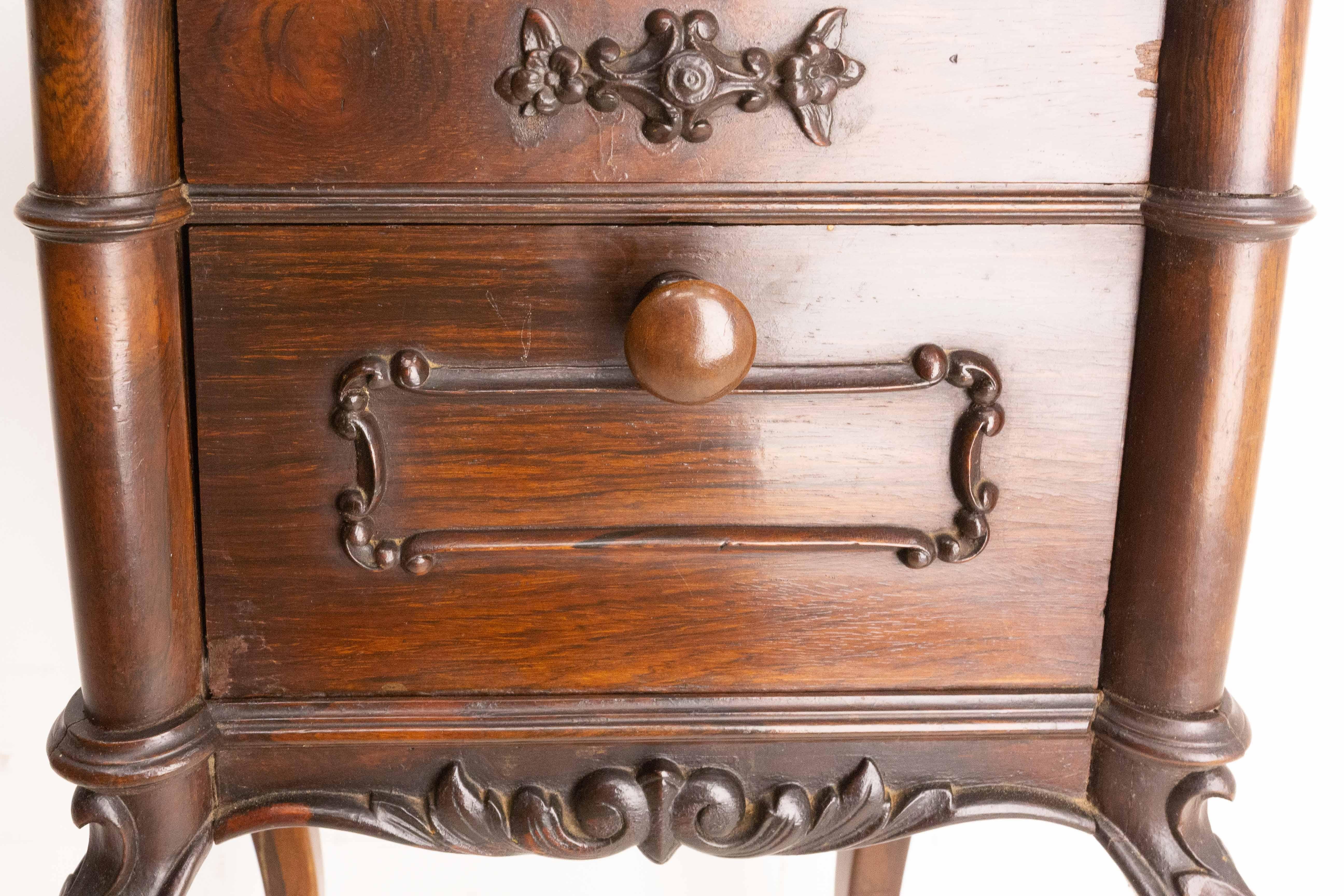 Table de chevet française en châtaignier de style Louis XV de la fin du 19ème siècle en vente 3