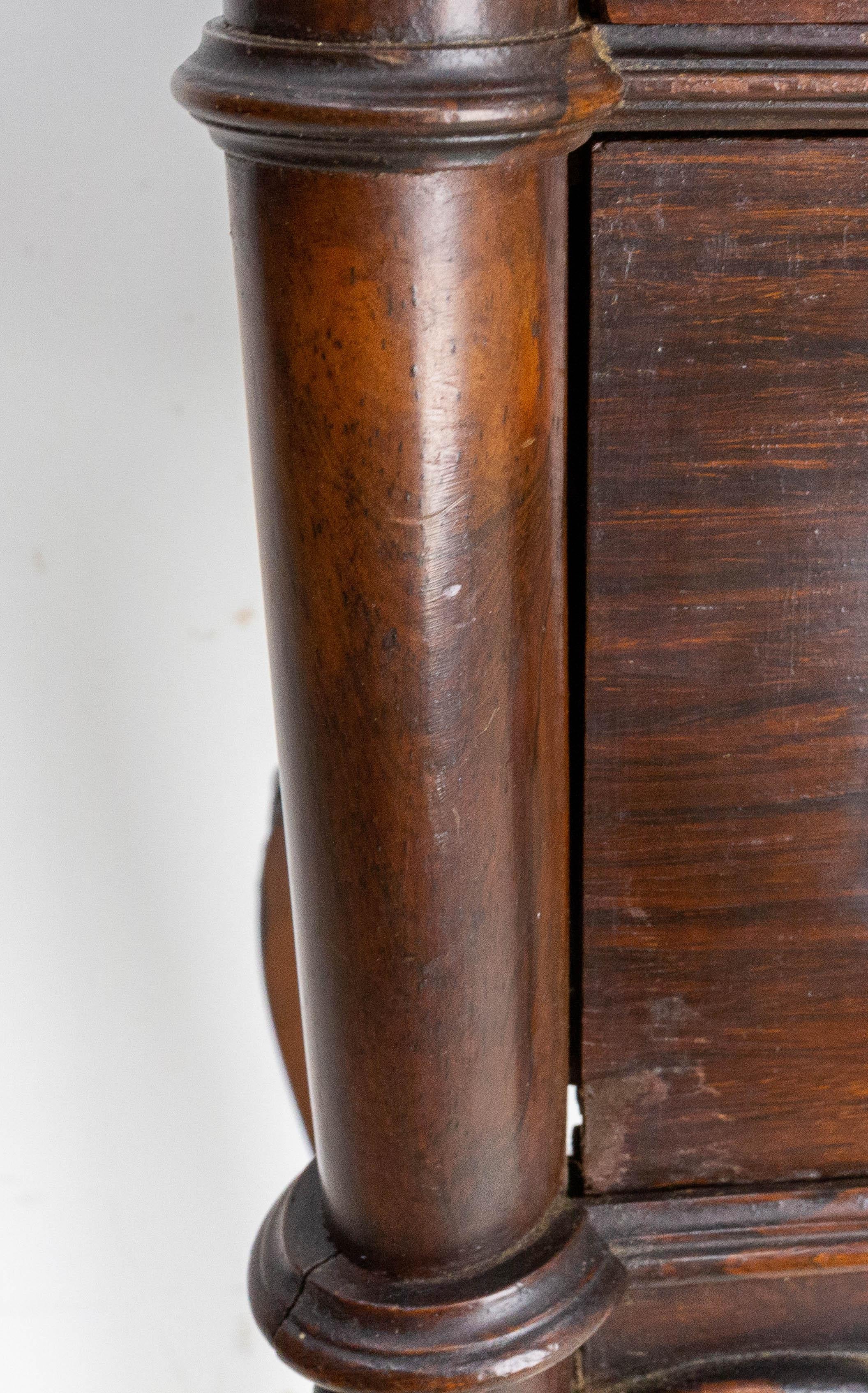 Table de chevet française en châtaignier de style Louis XV de la fin du 19ème siècle en vente 4