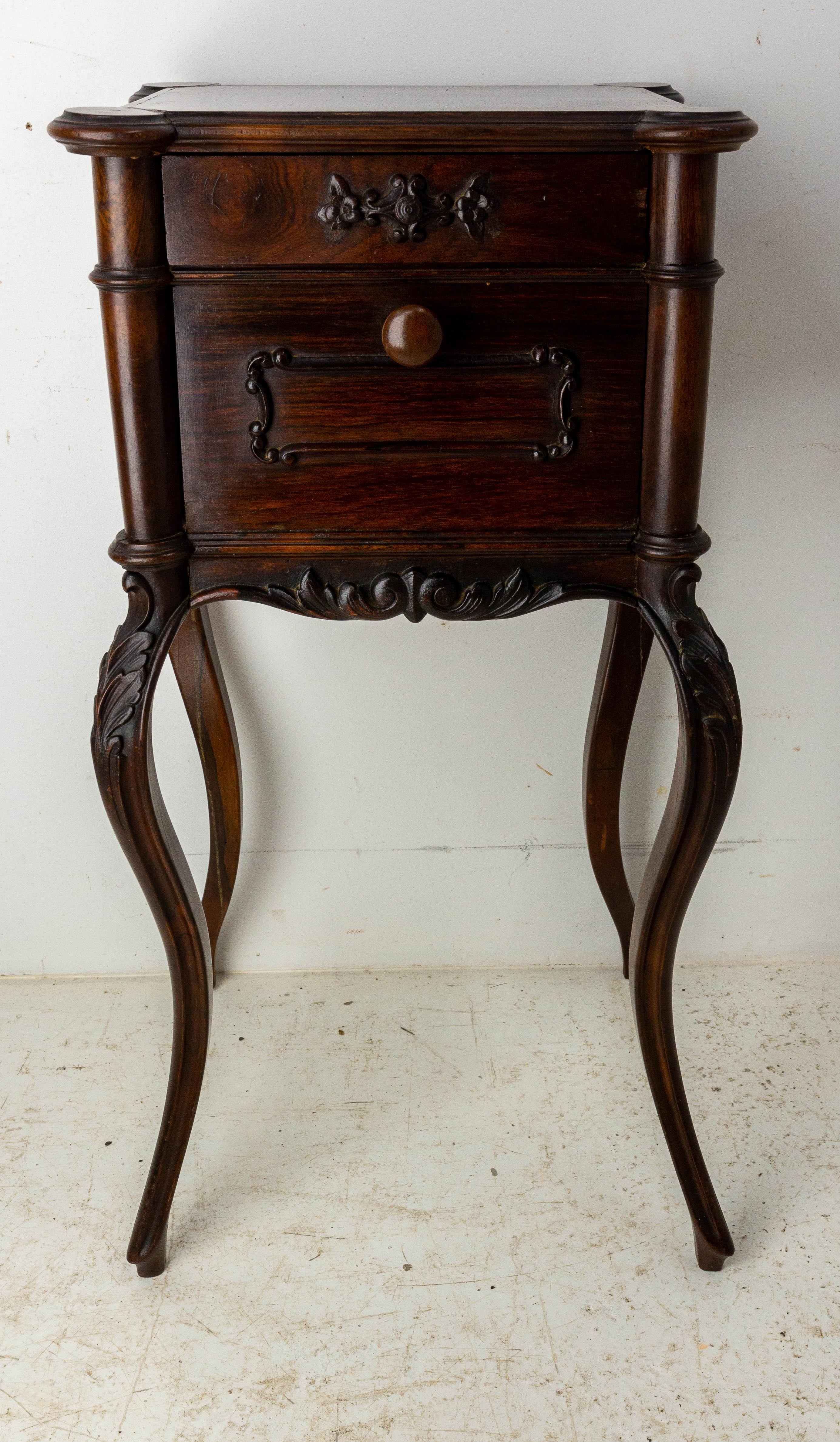 French side cabinet Louis XV style nightstand
Late 19th century
Walnut bedside table
One drawer and one trapdoor
Hand-carved with vegetal and floral motifs.
Good condition.

Shipping:
P39.5 L43 H88 7,5 KG