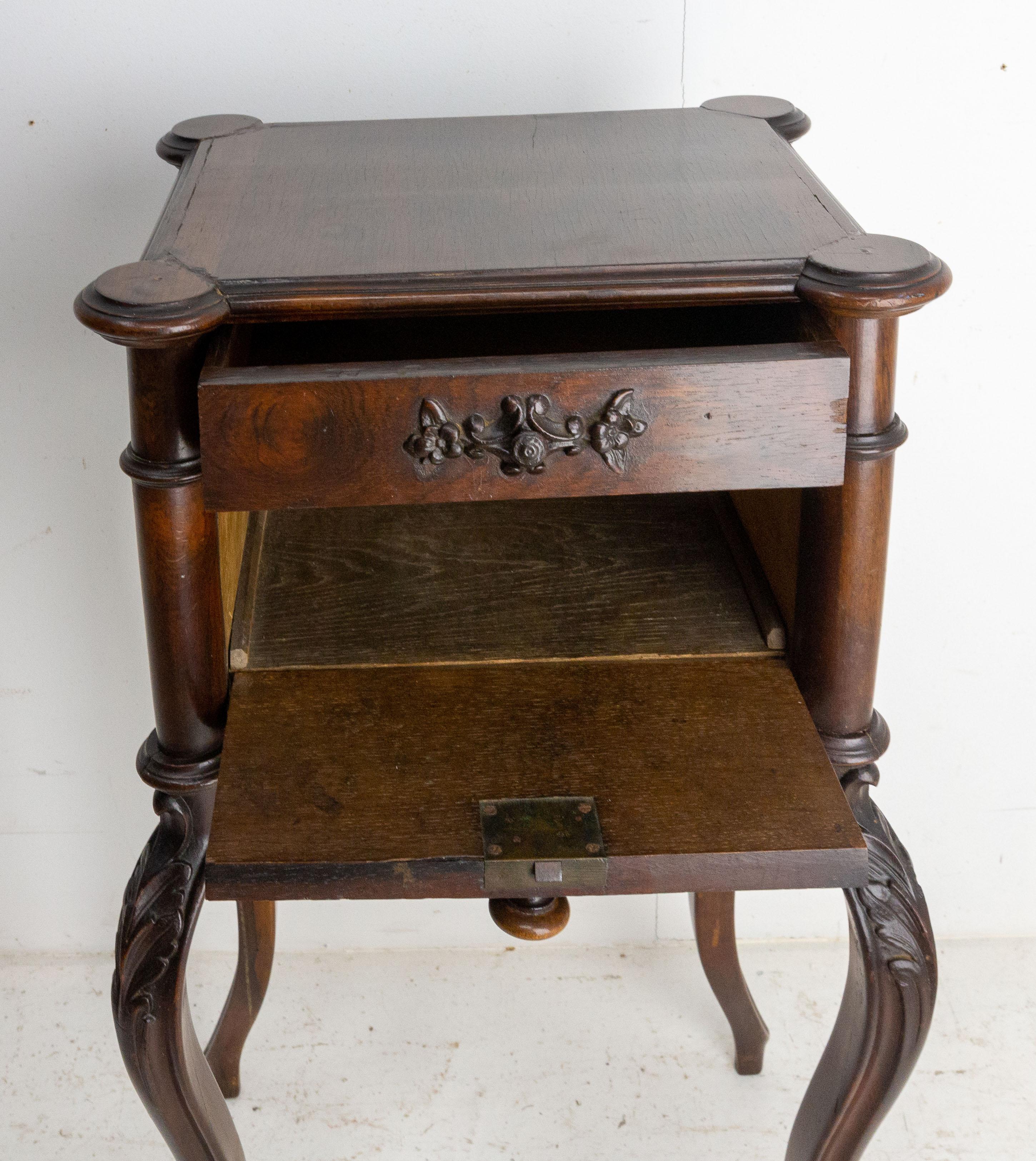 Table de chevet française en châtaignier de style Louis XV de la fin du 19ème siècle en vente 2