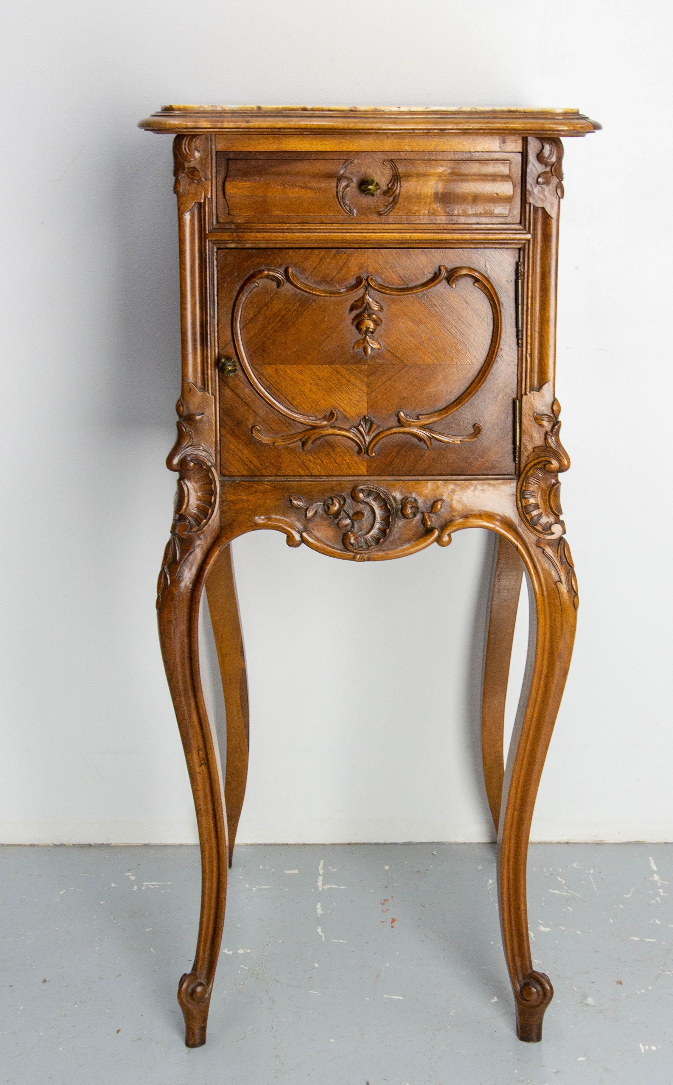 French side cabinet Louis XV style nightstand
20th Mid-century
Massive walnut bedside table with ornement of vegetal inspiration
One drawer and one trapdoor with porcelain interior.
Very good condition.

Shipping:
P 40 L 43 H 94 cm 15.6 kg.