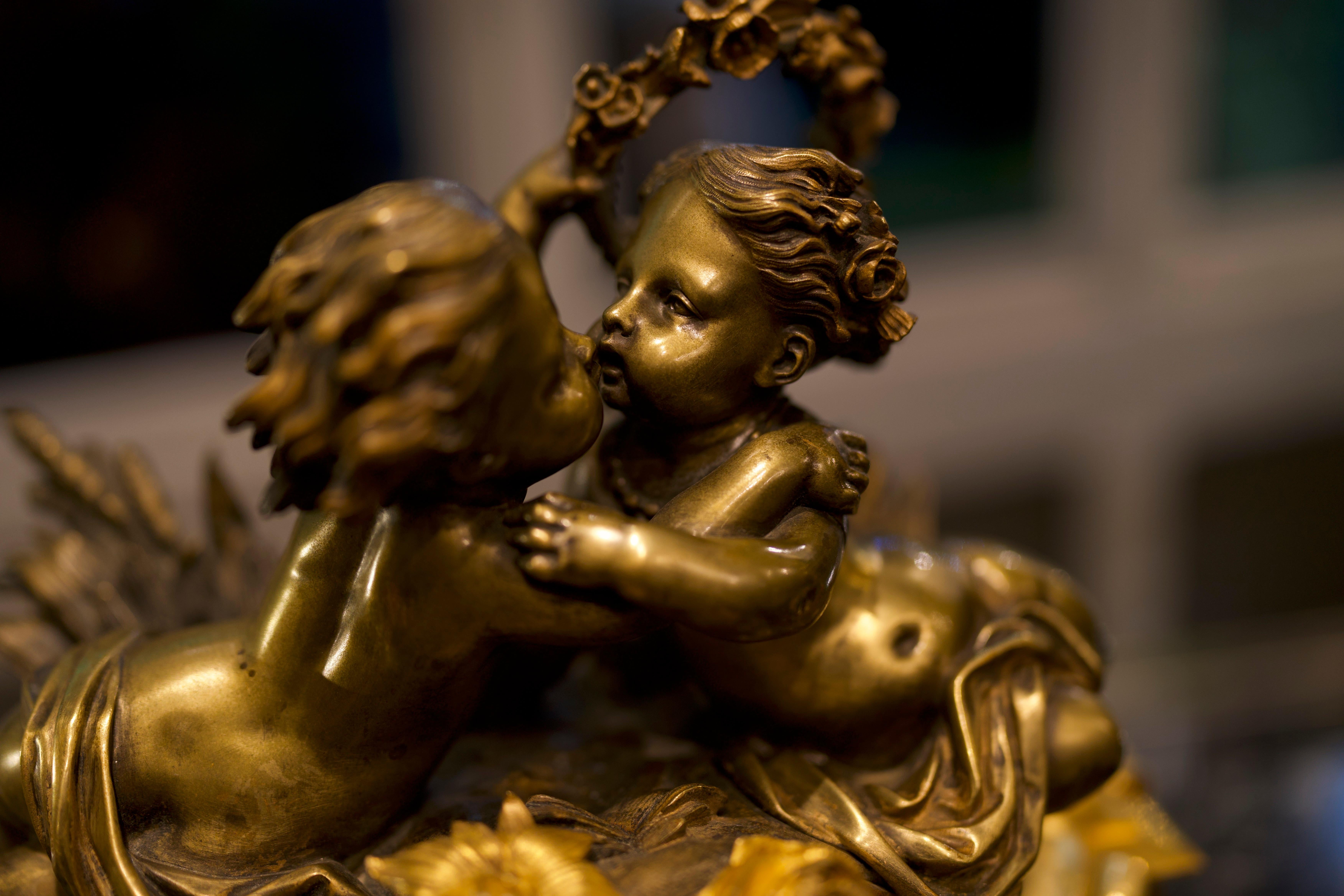 Französische figurale Kaminuhr aus vergoldeter Bronze im Louis-XV-Stil des 19. Jahrhunderts im Angebot 2