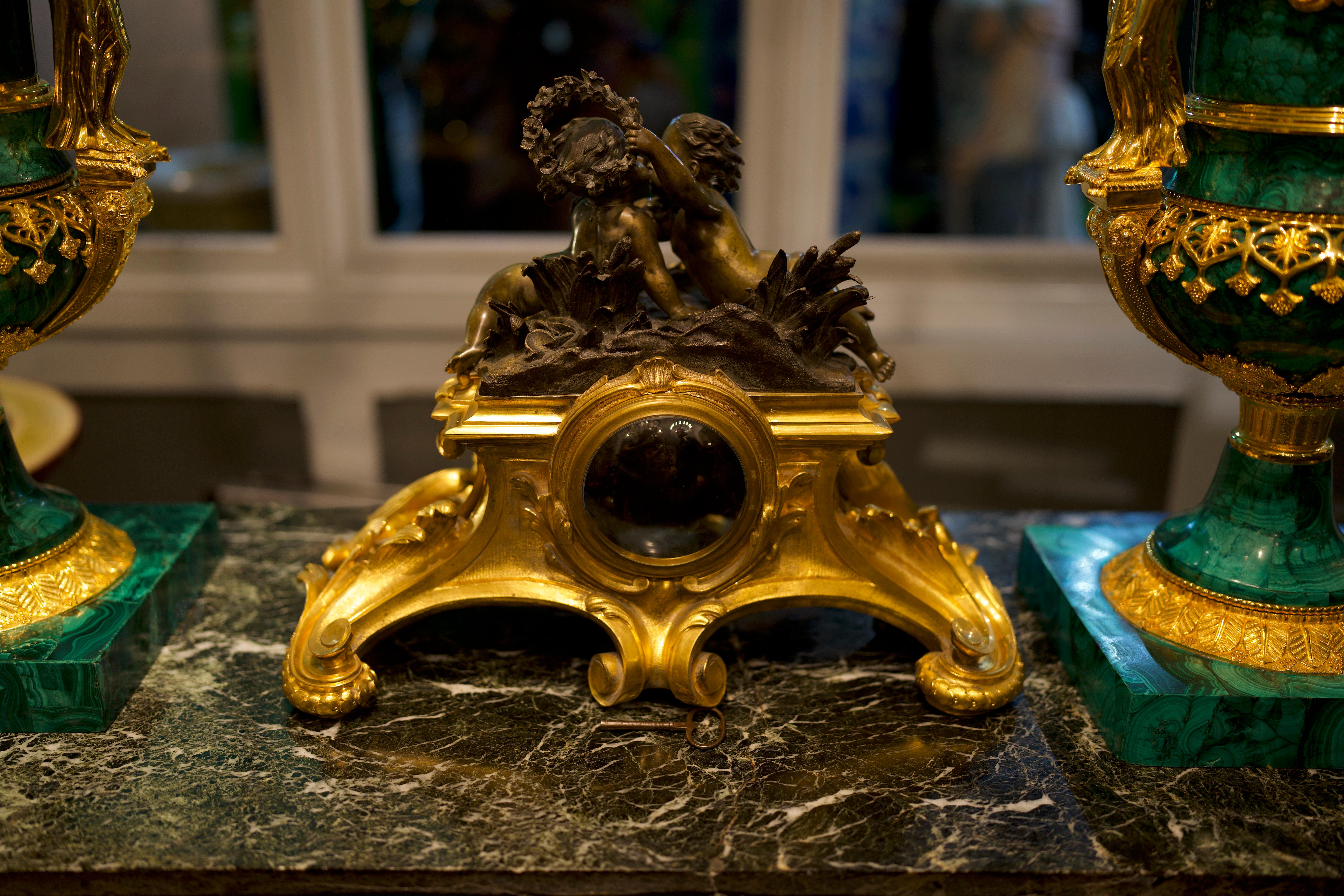 Französische figurale Kaminuhr aus vergoldeter Bronze im Louis-XV-Stil des 19. Jahrhunderts im Angebot 4