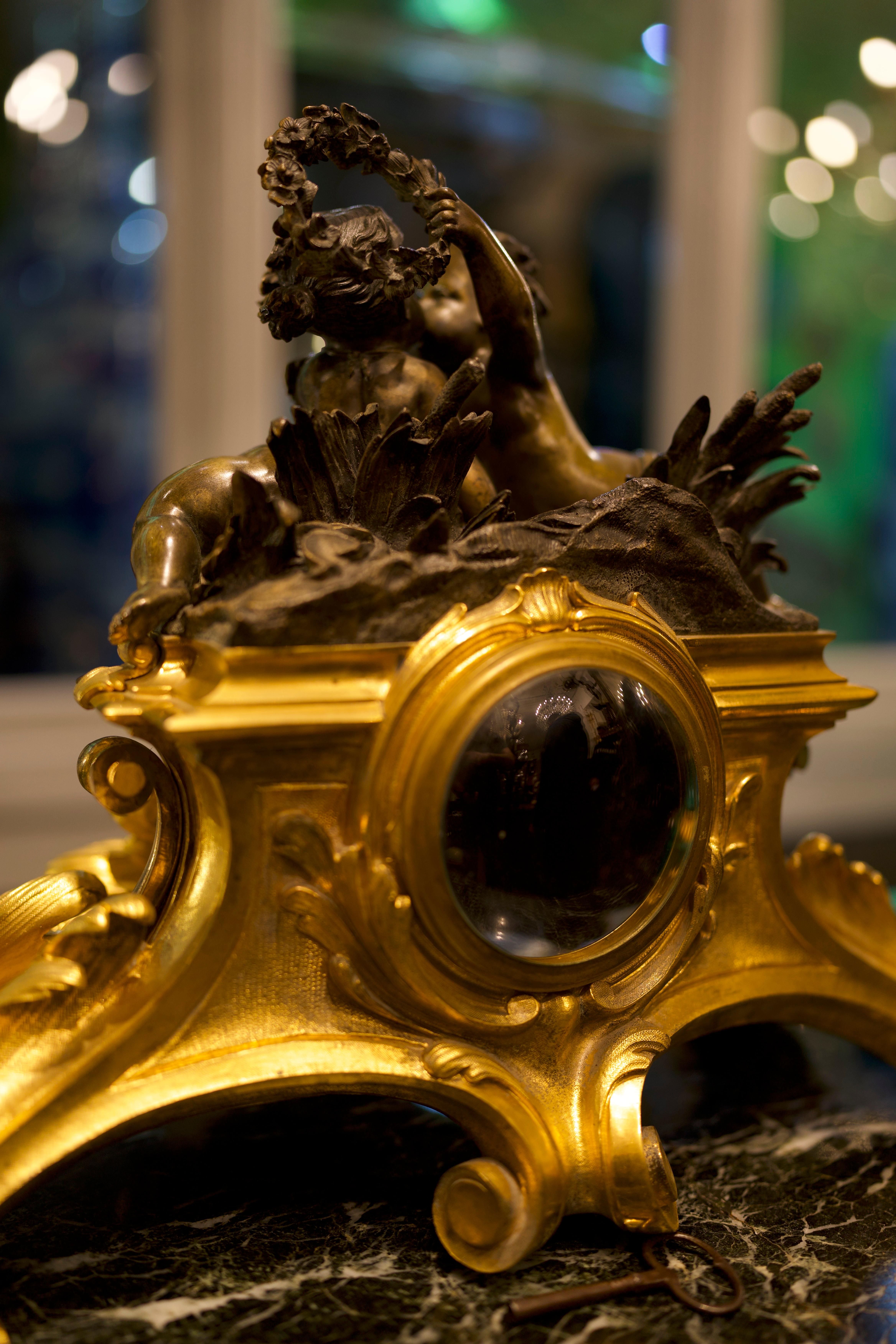 Französische figurale Kaminuhr aus vergoldeter Bronze im Louis-XV-Stil des 19. Jahrhunderts im Angebot 5