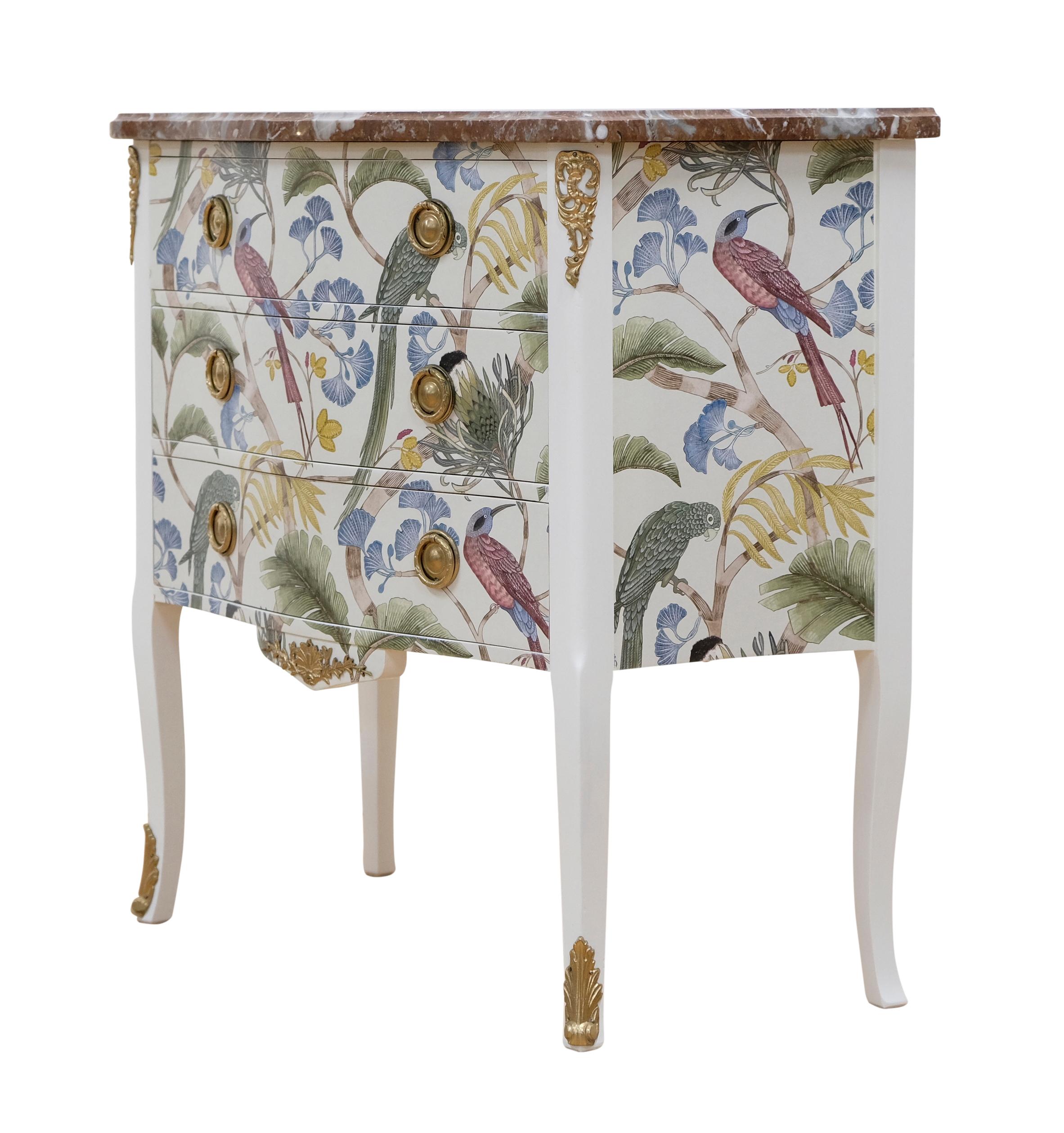 Louis XV style 3 drawer chest with exotic birds design and natural marble top. 

Width:65cm / 25.6
