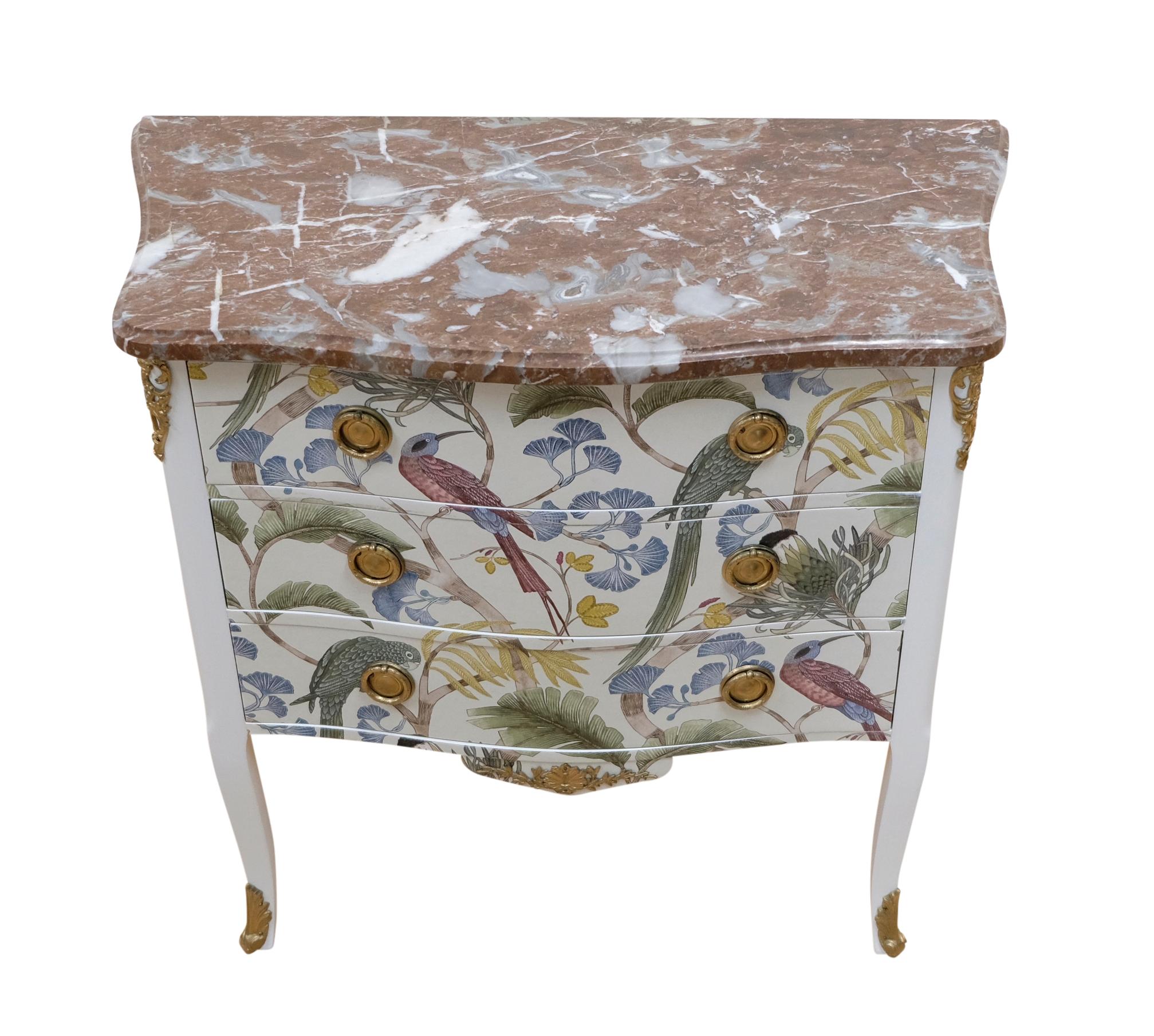 Louis XV style 3 drawer chest with exotic birds design and natural marble top In Good Condition For Sale In Crowthorne, Surrey
