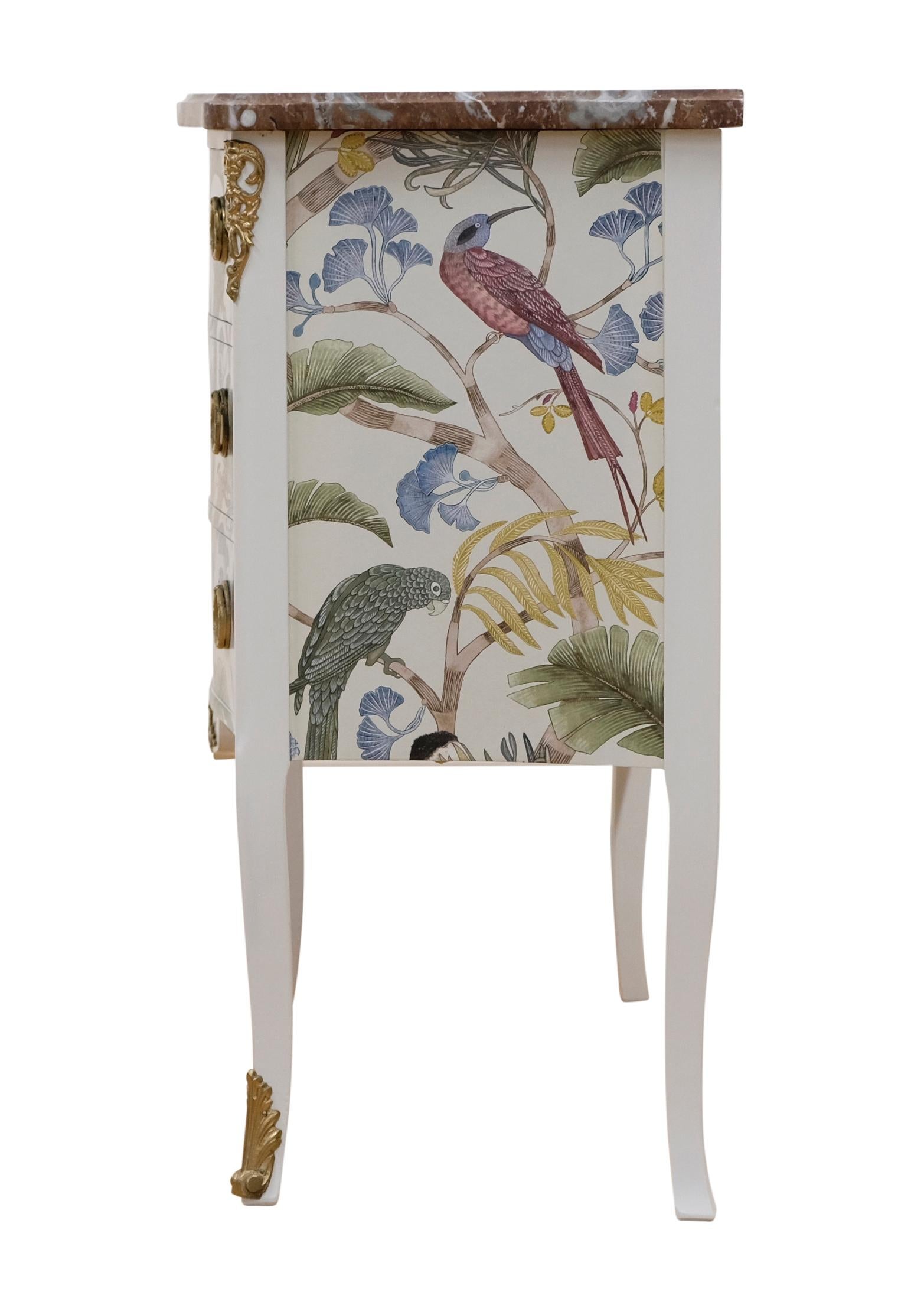 Wood Louis XV style 3 drawer chest with exotic birds design and natural marble top For Sale