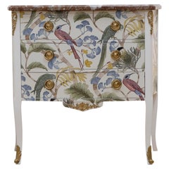 Commode à 3 tiroirs avec motif d'oiseaux exotiques et plateau en marbre naturel de style Louis XV
