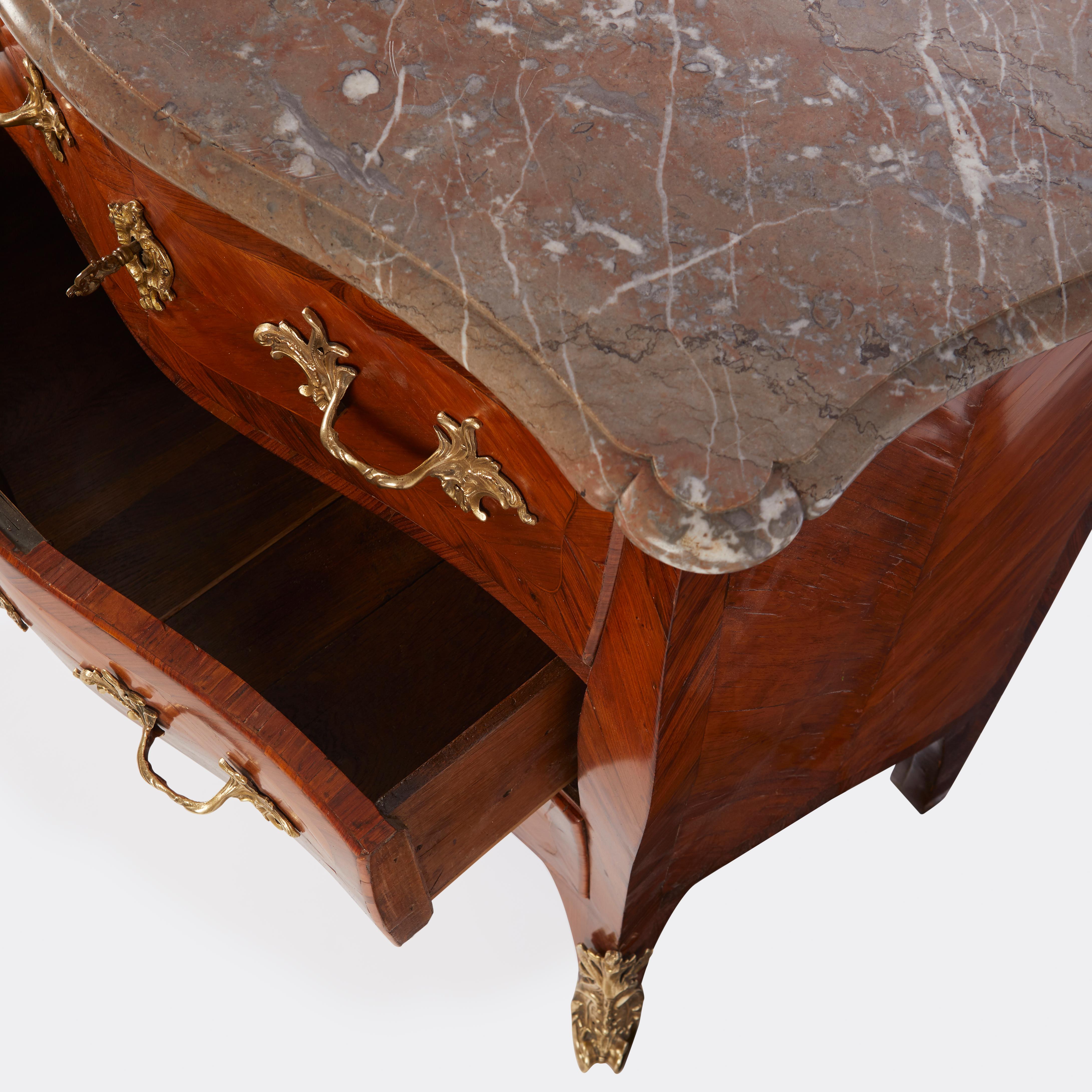 Laiton Commode à 3 tiroirs de style Louis XV en vente