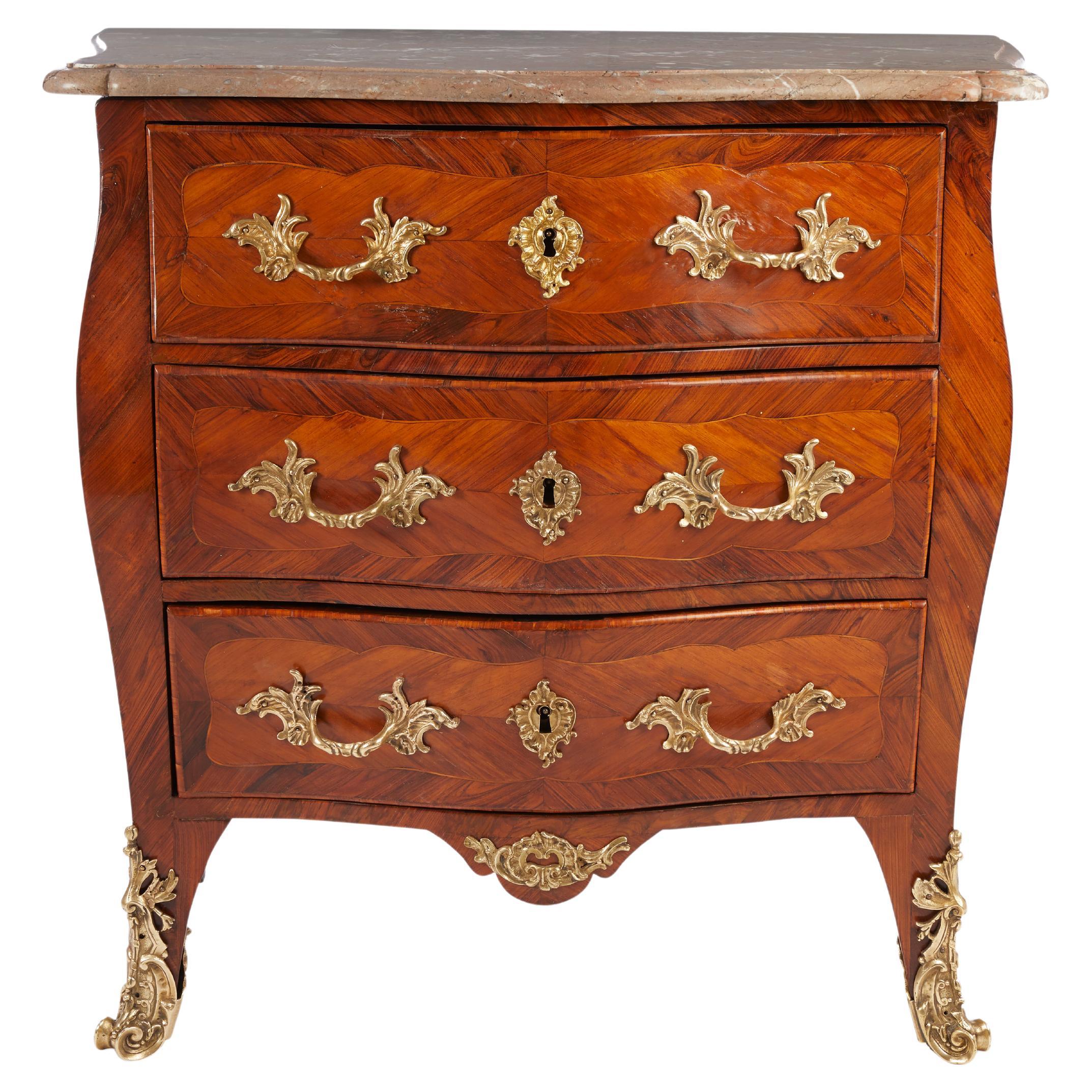 Commode à 3 tiroirs de style Louis XV en vente