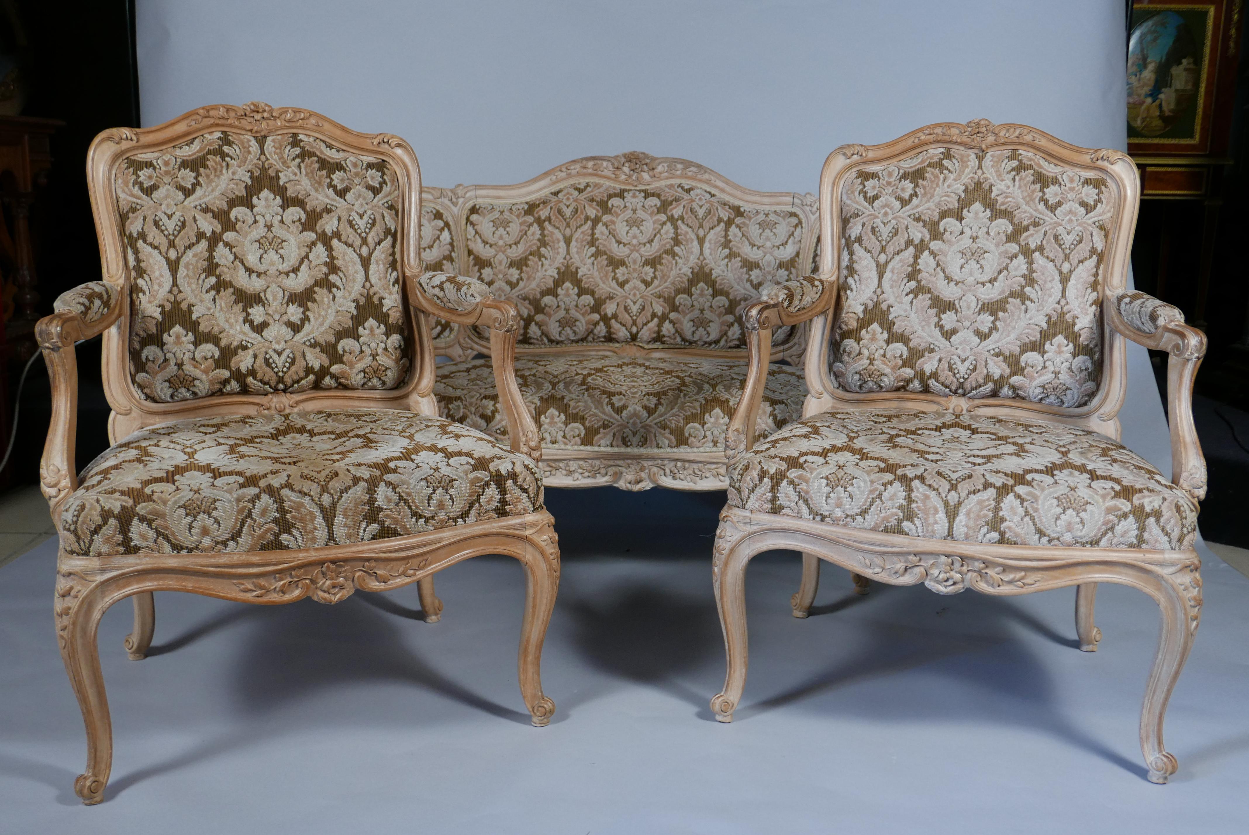 Sofa = Höhe : 100 cm (39,3 in.) ; Länge : 130 cm (51,2 in.) ; Tiefe : 53 cm (20,8 in.) 
Sessel = Höhe : 100 cm (39,3 in.) ; Breite : 71 cm (27,9 in.) ; Tiefe : 57 cm (22,4 in.)

Charmante Salongarnitur im Stil Louis XV aus Naturholz, bestehend aus