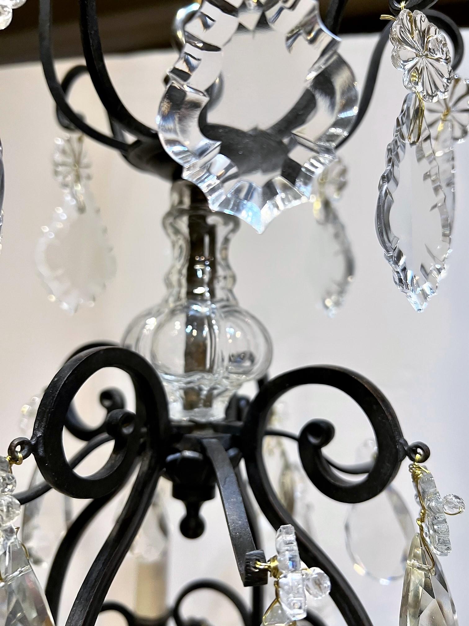 4-Licht-Kristall-Kronleuchter im Louis-XV-Stil, Gestell aus Gusseisen, um 1930, Frankreich im Zustand „Gut“ im Angebot in Alexandria, VA