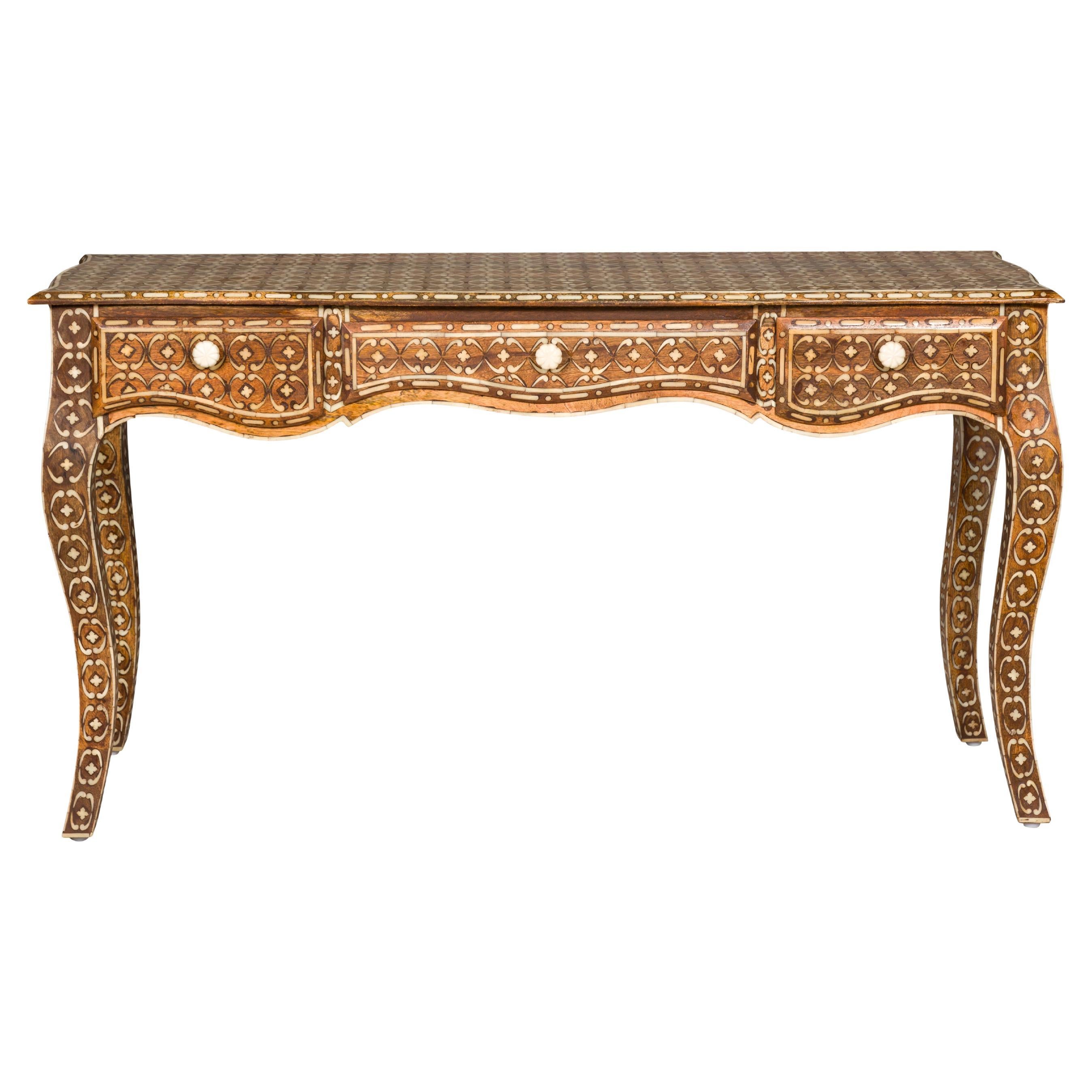 Table console anglo-indienne de style Louis XV avec trois tiroirs et incrustation d'os