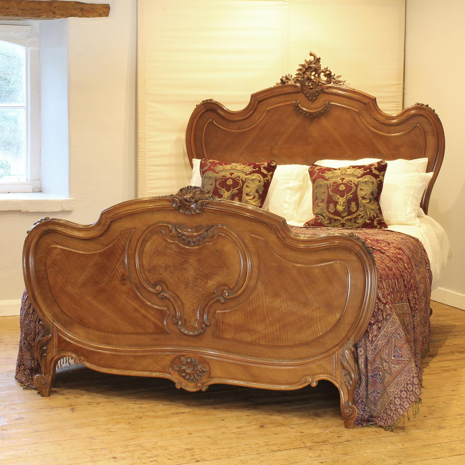 Ein antikes Bett im Stil Louis XV aus Nussbaum mit Rokokoformen und feiner Schnitzerei.

Dieses Bett eignet sich für ein britisches Kingsize- oder amerikanisches Queensize-Bett mit einer Breite von 150 cm (60 Zoll) und einer Matratze mit