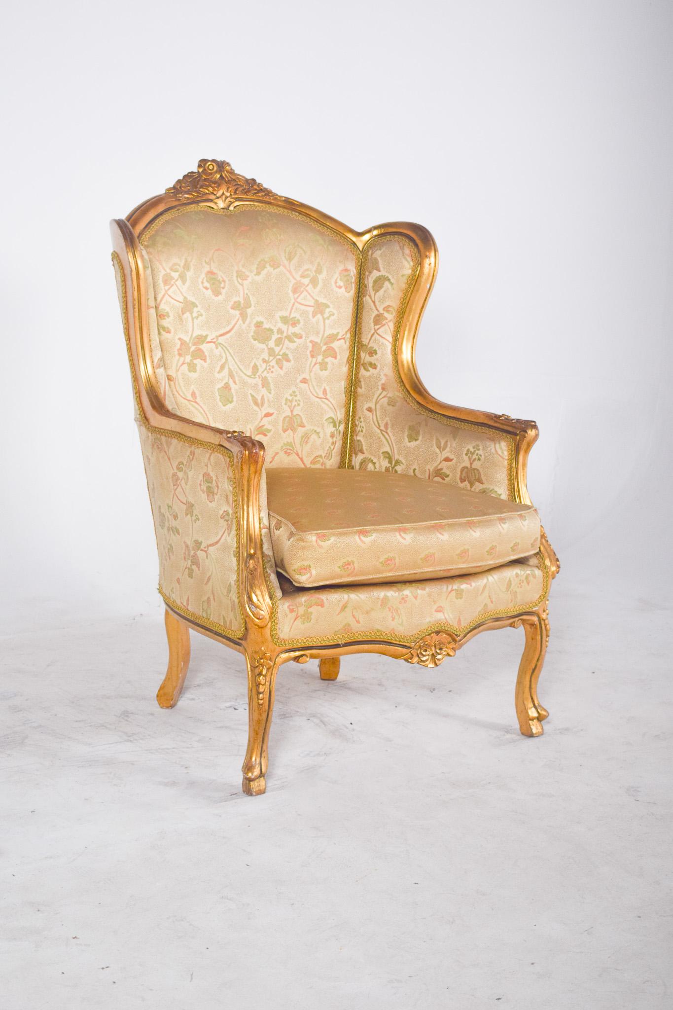 Sessel im Louis XV-Stil aus vergoldetem Holz und Polsterung. Mit seinem geschnitzten und vergoldeten Holzrahmen erinnert es an die dekorative Raffinesse des französischen 18. Jahrhunderts. Die hohe und umhüllende muschelförmige Rückenlehne, die