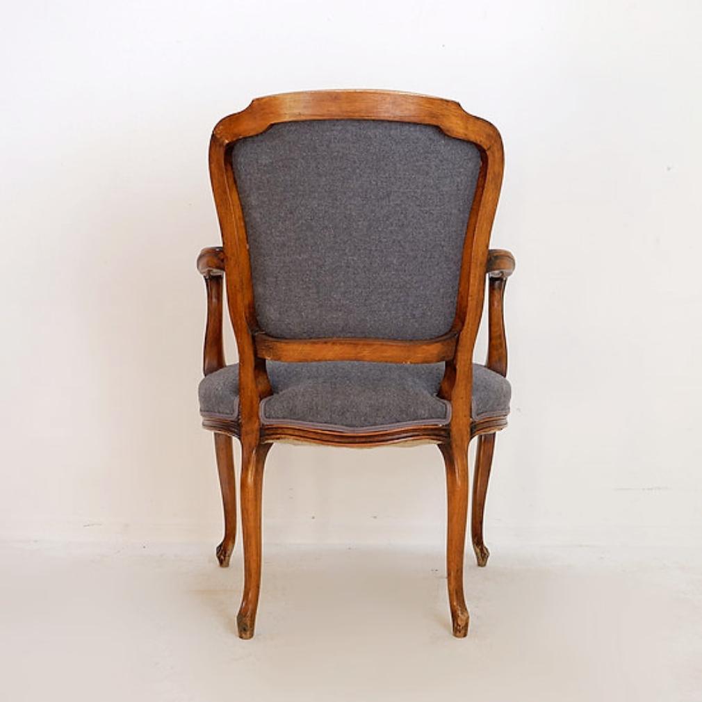 Fauteuil de style Louis XV - tissu gris souris en vente 5