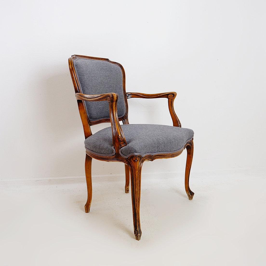 Fauteuil de style Louis XV - tissu gris souris
Style antique - Fauteuil cabriolet
Dimensions : 62x57cm H:88cm SH:42cm 
Usure correspondant à l'âge et à l'usage.
