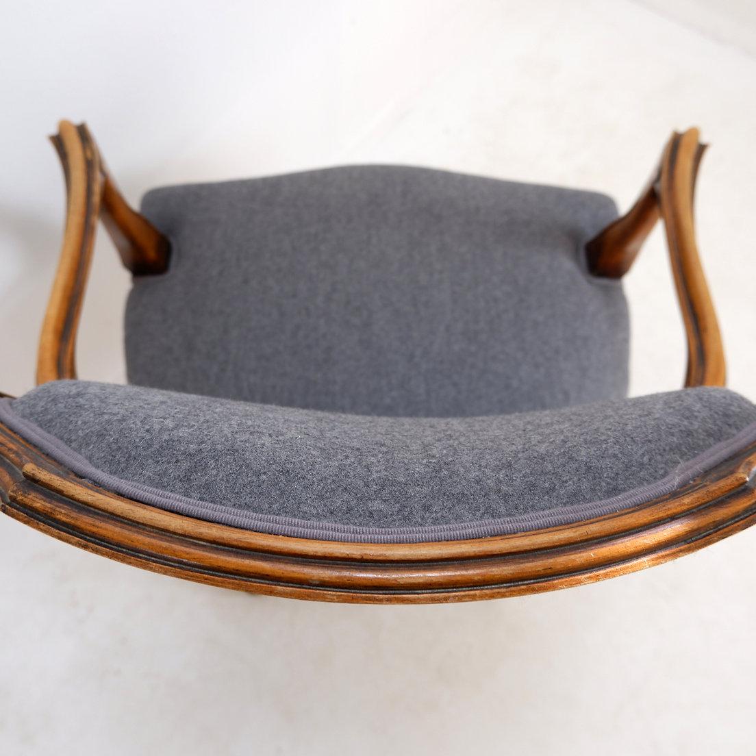 Sculpté Fauteuil de style Louis XV - tissu gris souris en vente