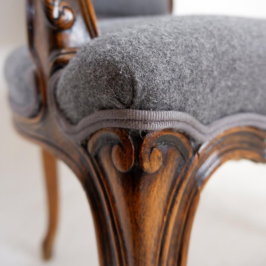 Fauteuil de style Louis XV - tissu gris souris en vente 3