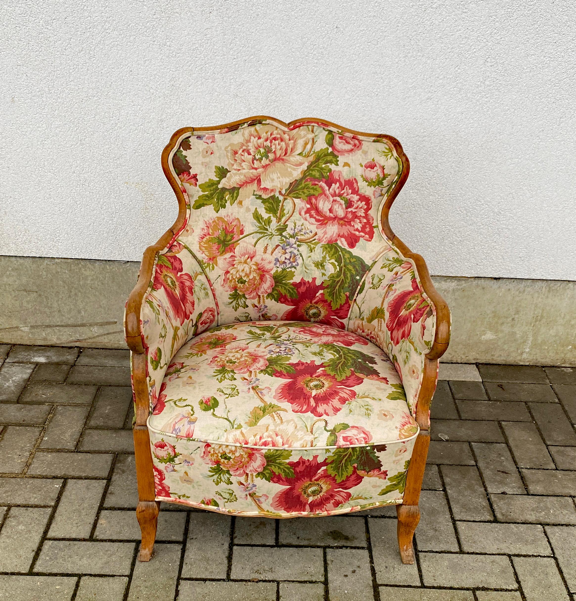 Louis XV style armchair, recently redone fabric
good condition