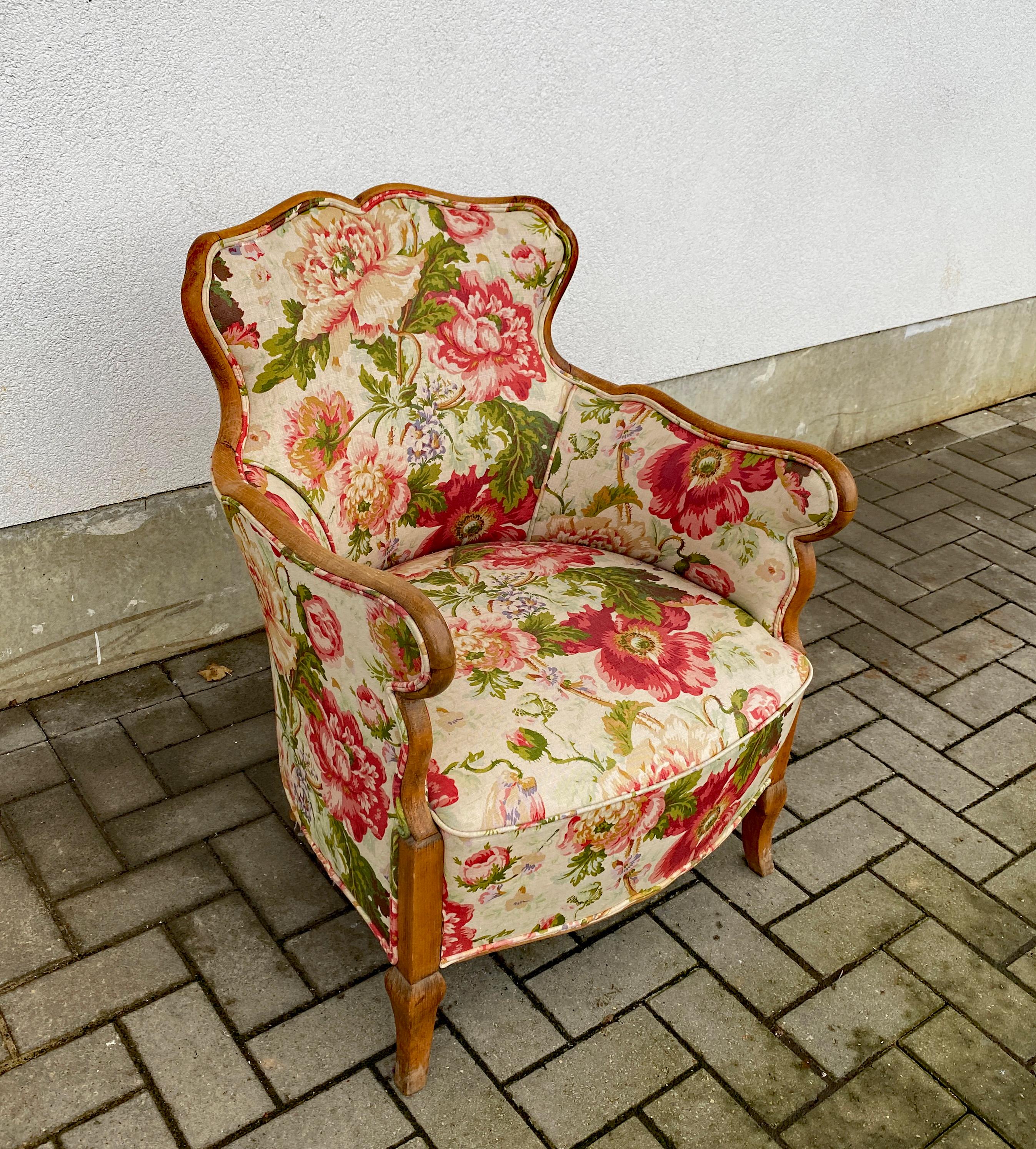 European Louis XV style armchair, recently redone fabric good condition For Sale