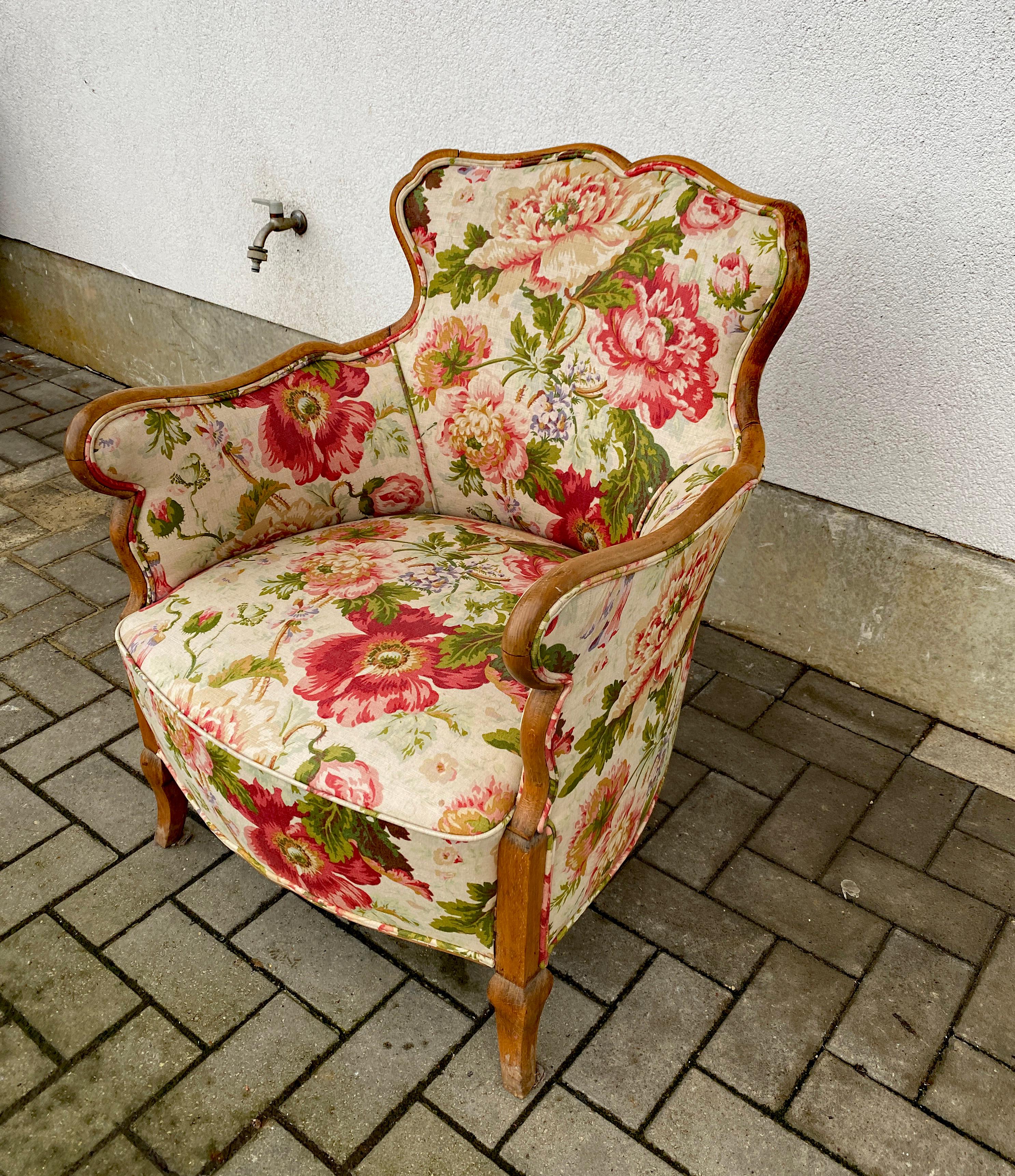 Beech Louis XV style armchair, recently redone fabric good condition For Sale