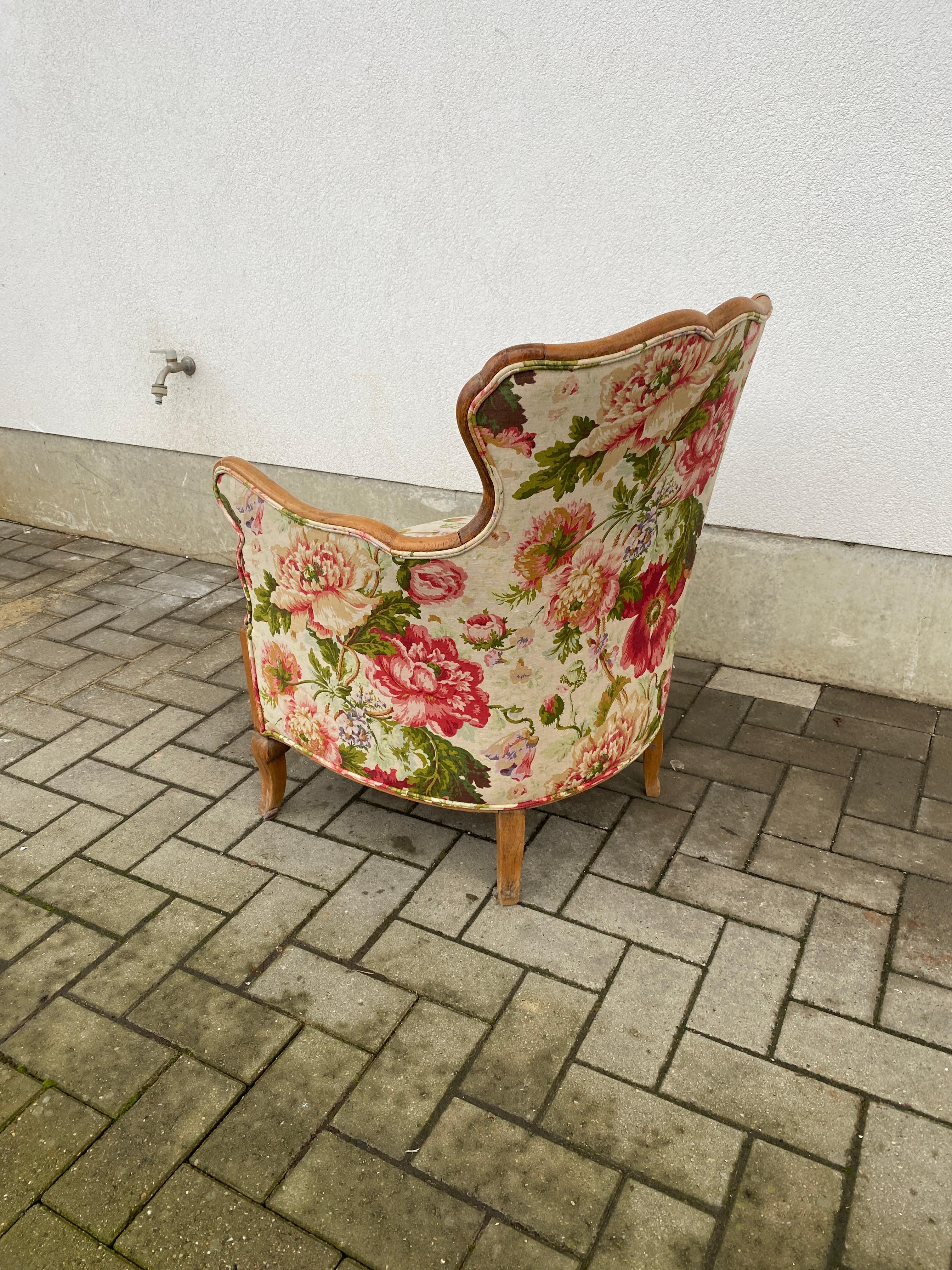 Fauteuil de style Louis XV, tissu récemment refait bon état en vente 1