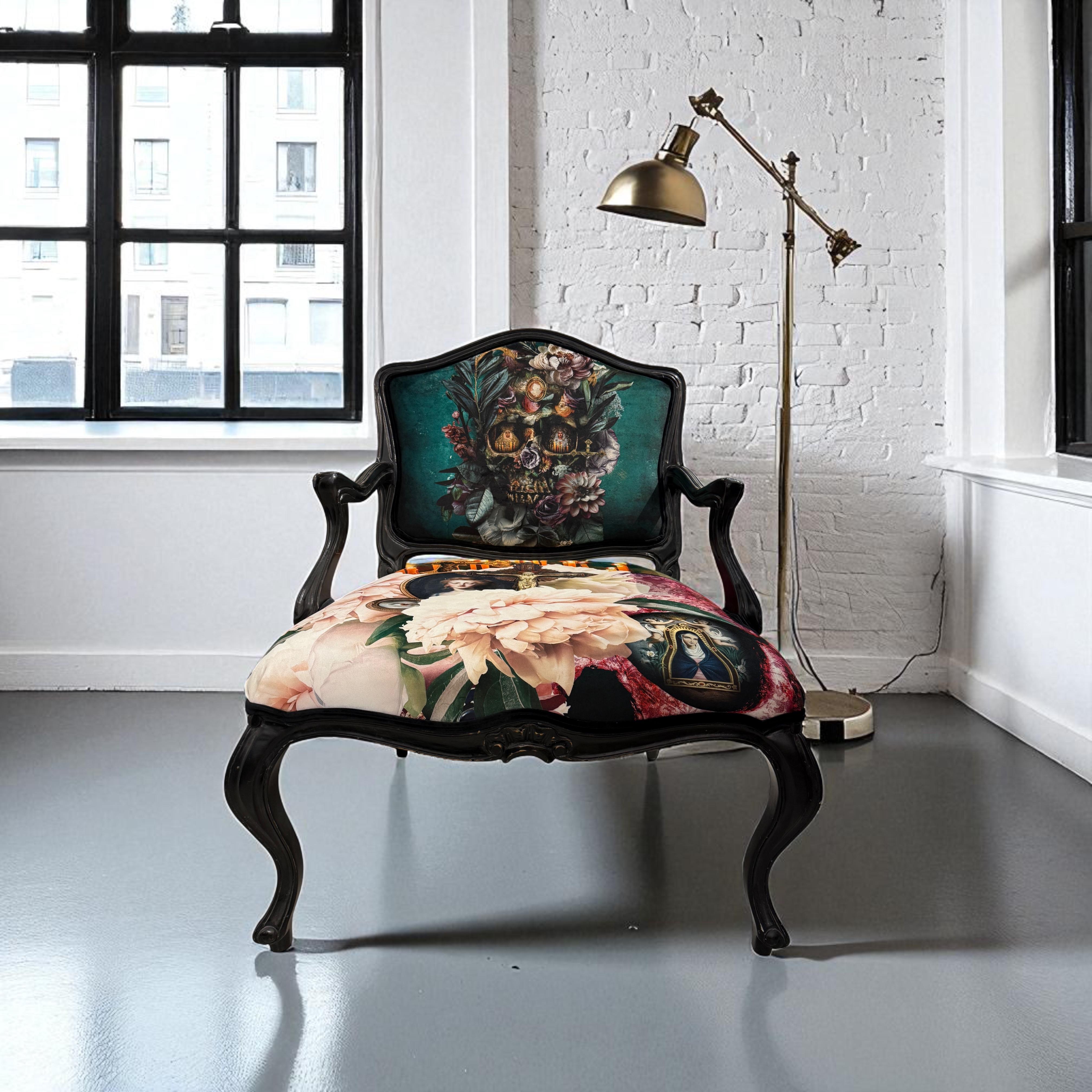 Fauteuil de style Louis XV à motifs religieux et floraux Artistics en vente 3