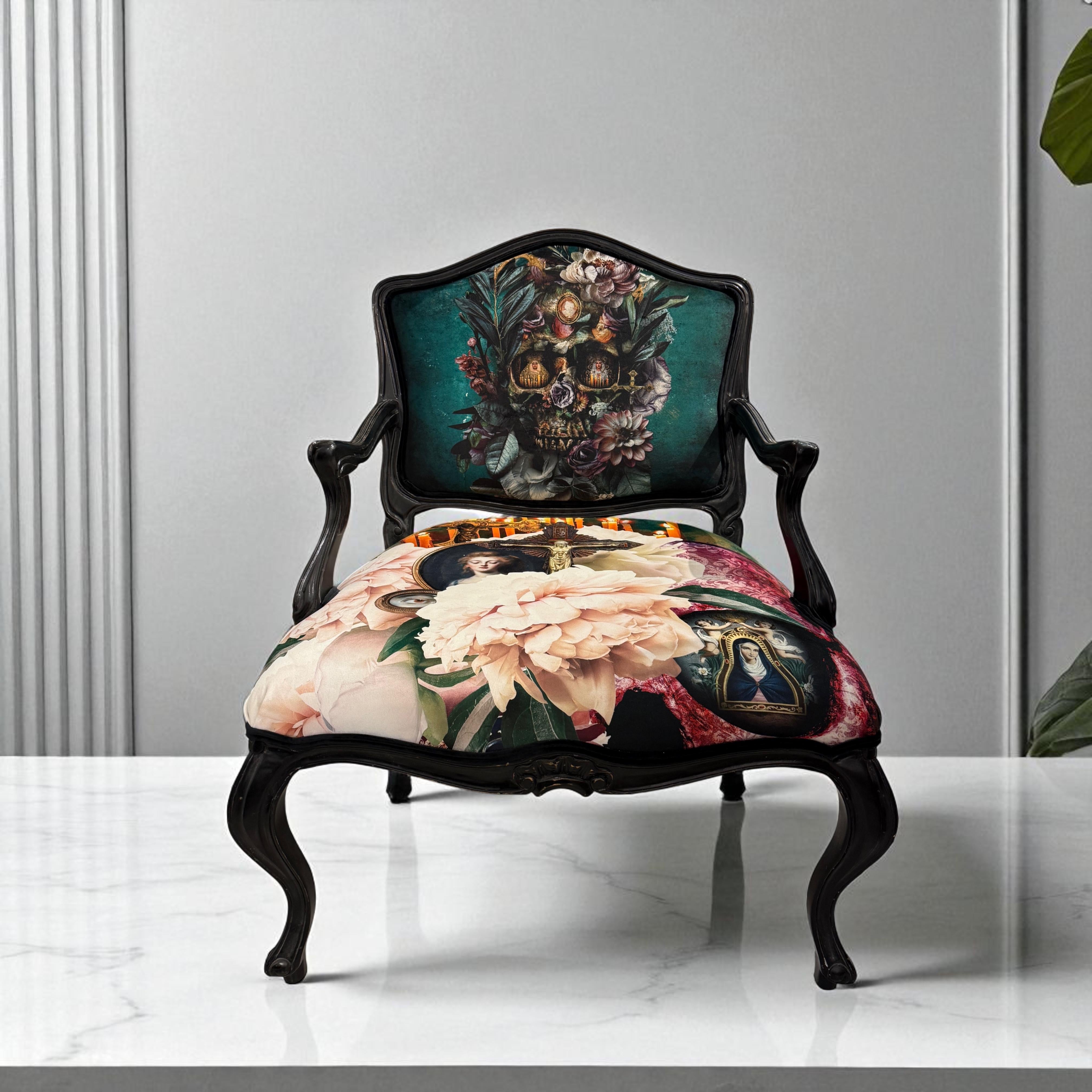 Ce fauteuil original et unique en son genre, sculpté dans le style baroque du XIXe siècle, a été réimaginé par le designer australien Wesley Smith pour en faire une pièce de collection destinée aux intérieurs contemporains. Restaurée et retapissée