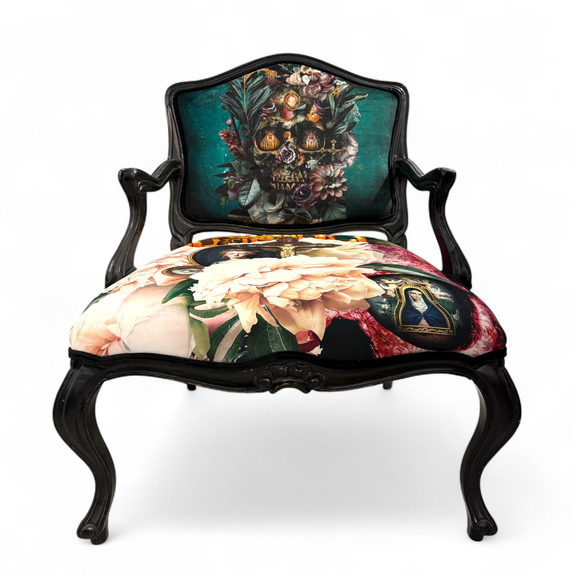 Louis XIII Fauteuil de style Louis XV à motifs religieux et floraux Artistics en vente