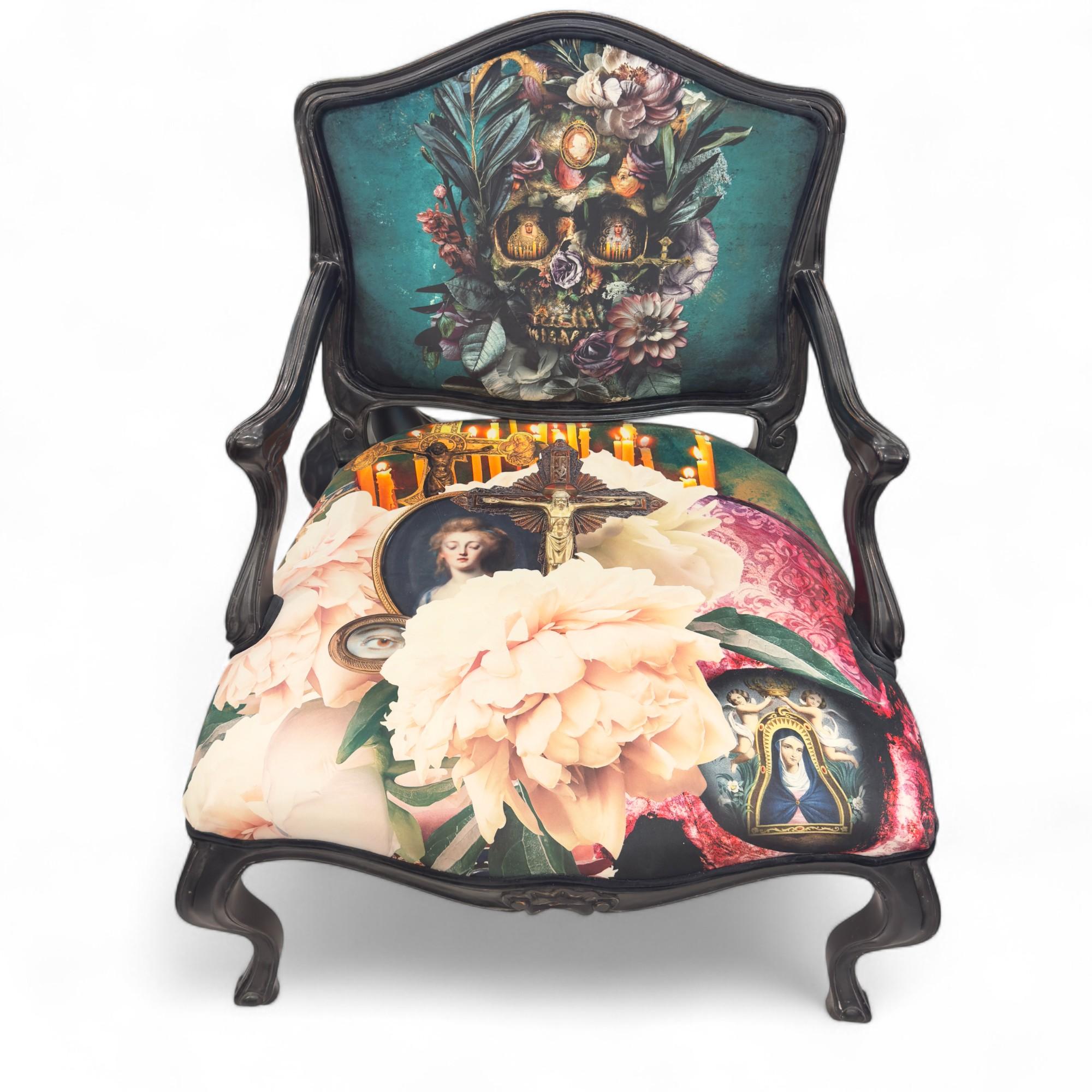 Français Fauteuil de style Louis XV à motifs religieux et floraux Artistics en vente