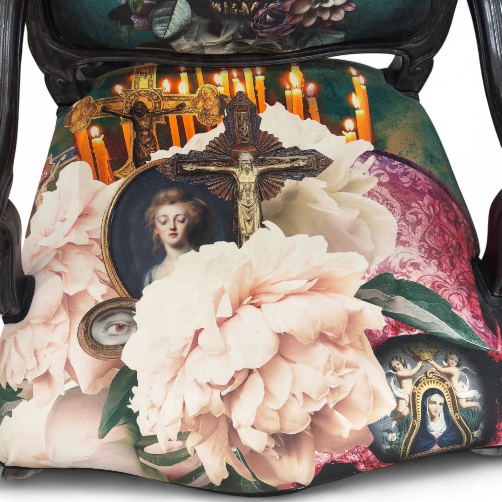 Sculpté à la main Fauteuil de style Louis XV à motifs religieux et floraux Artistics en vente