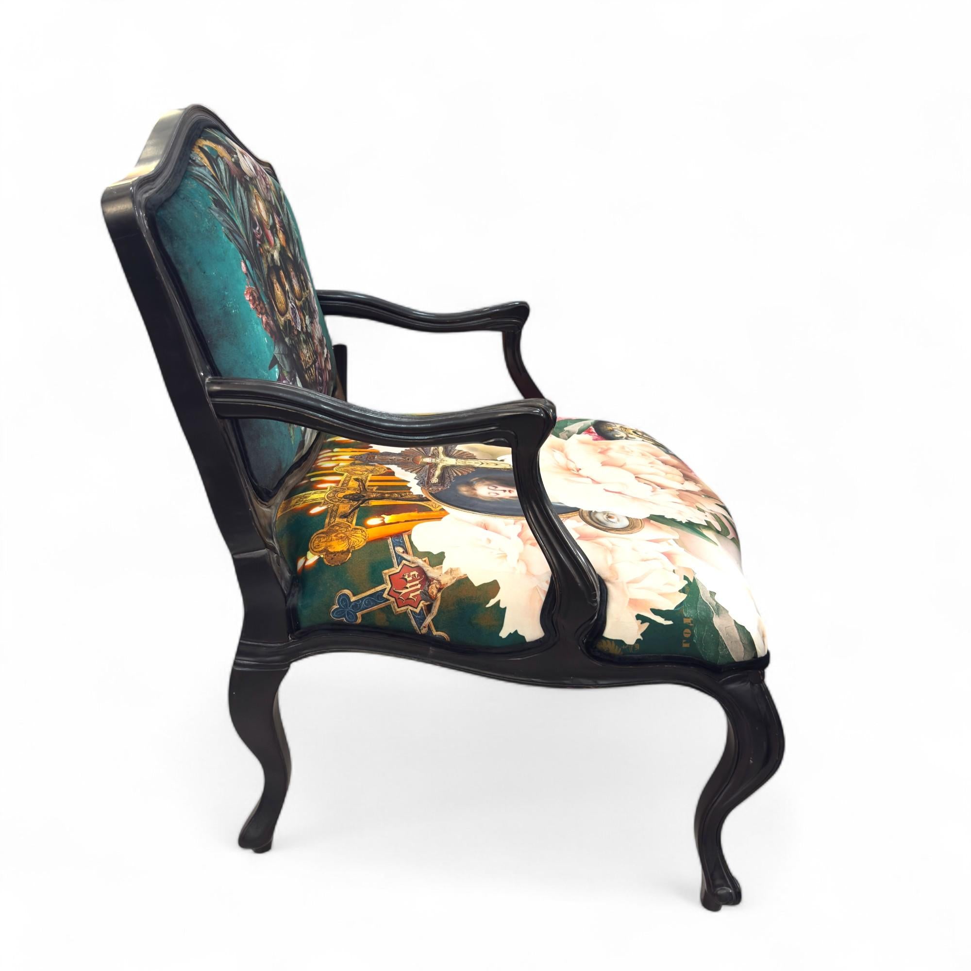 XIXe siècle Fauteuil de style Louis XV à motifs religieux et floraux Artistics en vente