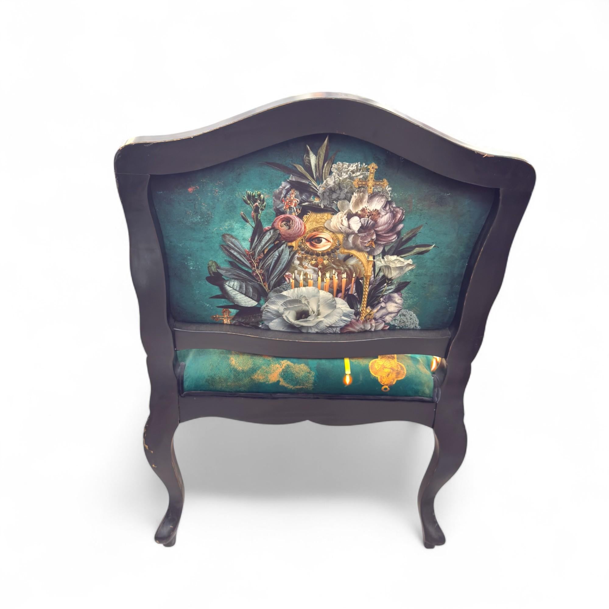 Tissu Fauteuil de style Louis XV à motifs religieux et floraux Artistics en vente