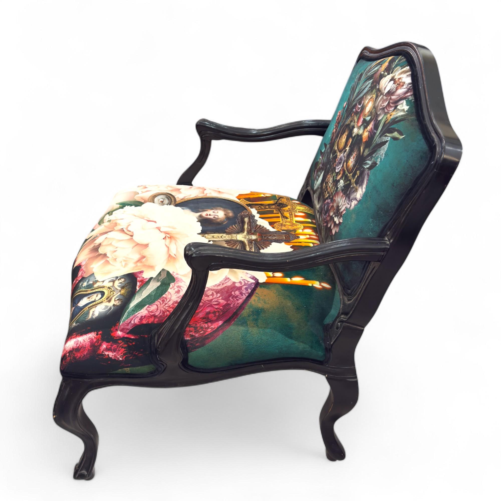 Fauteuil de style Louis XV à motifs religieux et floraux Artistics en vente 1