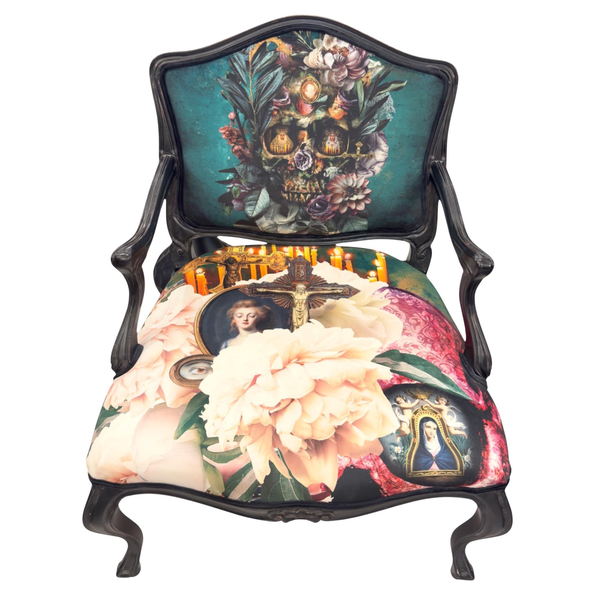Fauteuil de style Louis XV à motifs religieux et floraux Artistics en vente
