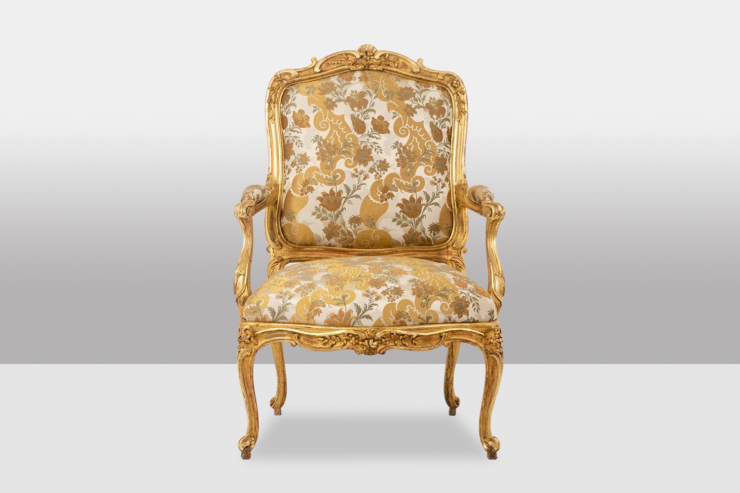 Fauteuil de style Louis XV, avec son dossier de style reine. Cadre en bois sculpté et doré.

Ouvrages français de la période 1900-1950.

Dimensions : H 107,5 x L 70 x P 53 cm : H 107,5 x L 70 x P 53 cm

Référence : LS5602435?M