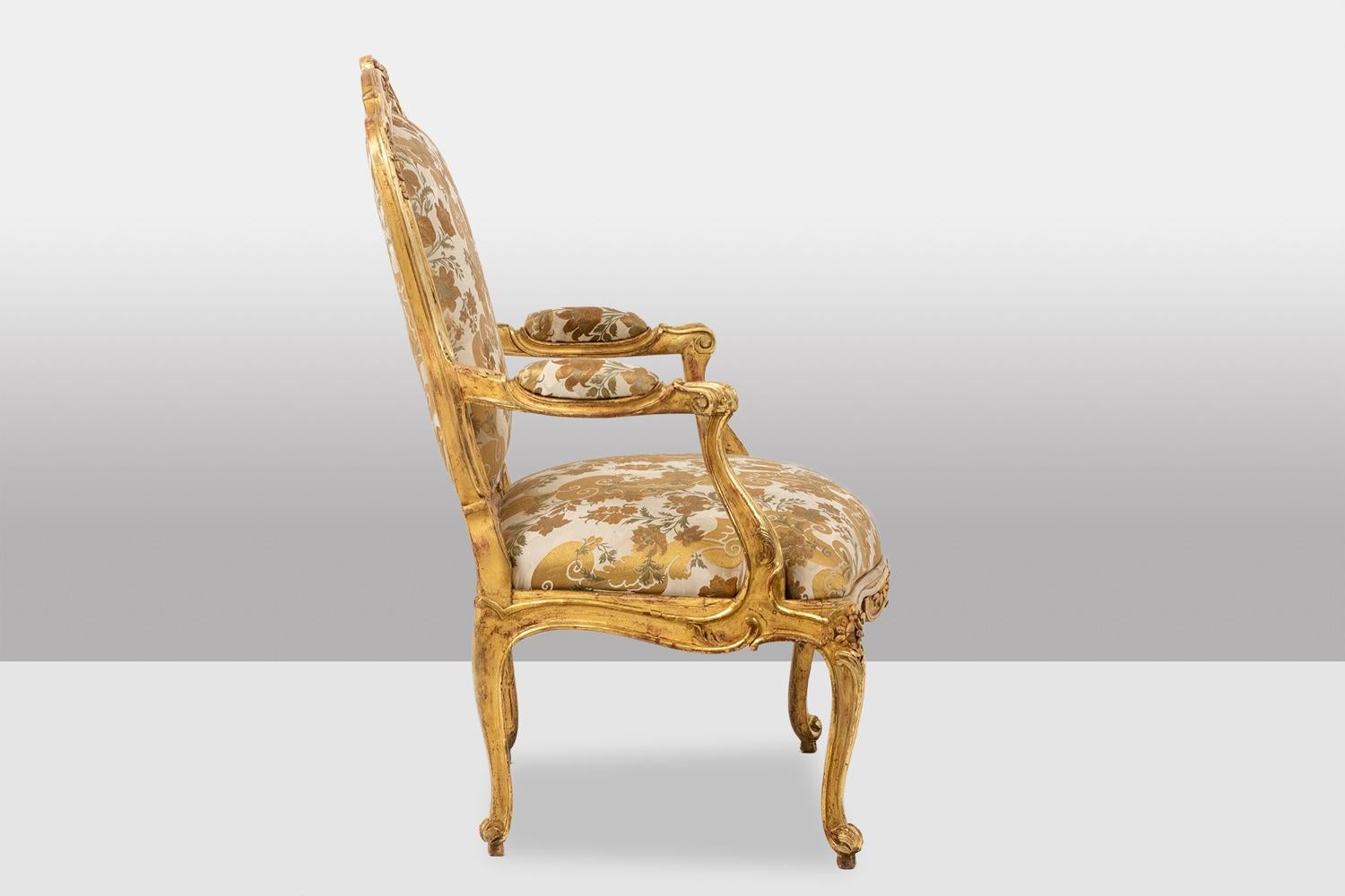 Albanais Fauteuil de style Louis XV, avec son dossier de style reine. Période 1900-1950. en vente