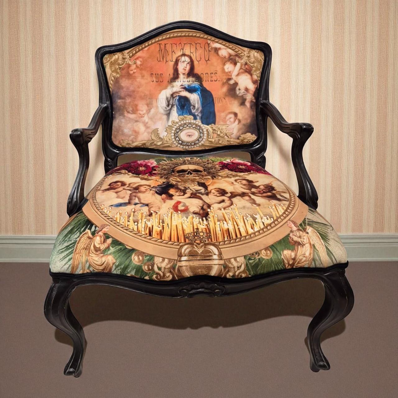 Ce fauteuil original et unique en son genre, sculpté dans le style baroque du XIXe siècle, a été réimaginé par le designer australien Wesley Smith pour en faire une pièce de collection destinée aux intérieurs contemporains. Restaurée et retapissée