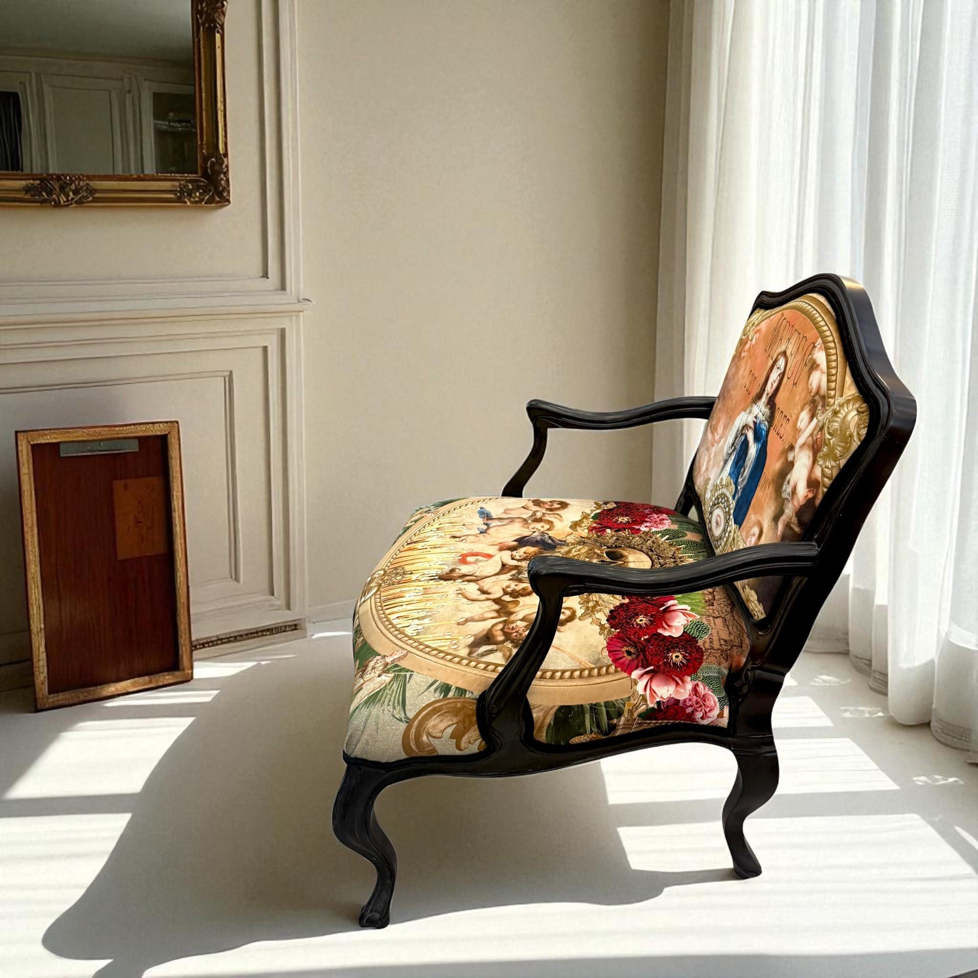 Sculpté à la main Fauteuil de style Louis XV avec tapisserie à iconographie surréaliste en vente