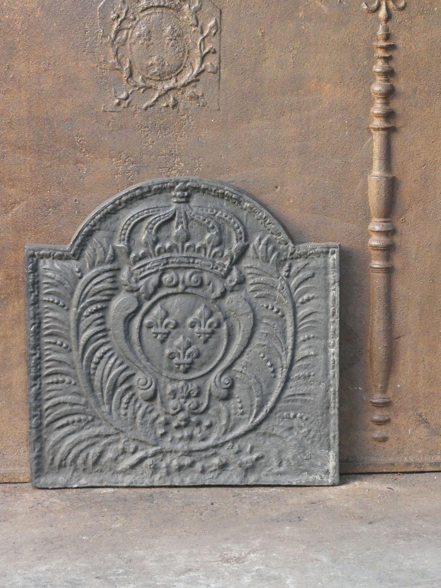 Plaque de cheminée du 20ème siècle de style Louis XV avec les armoiries de la France. Armoiries de la Maison de Bourbon, maison royale d'origine française devenue une dynastie majeure en Europe. Il a donné des rois à l'Espagne (Navarre), à la